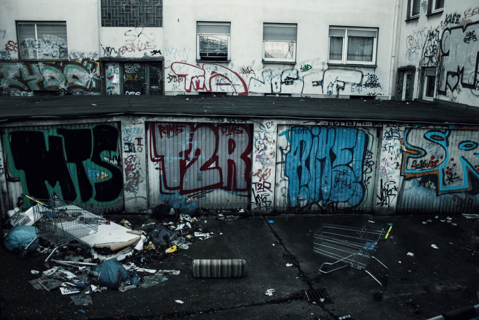 Canon EOS 1100D (EOS Rebel T3 / EOS Kiss X50) sample photo. Backyard, garbage, graffiti photography