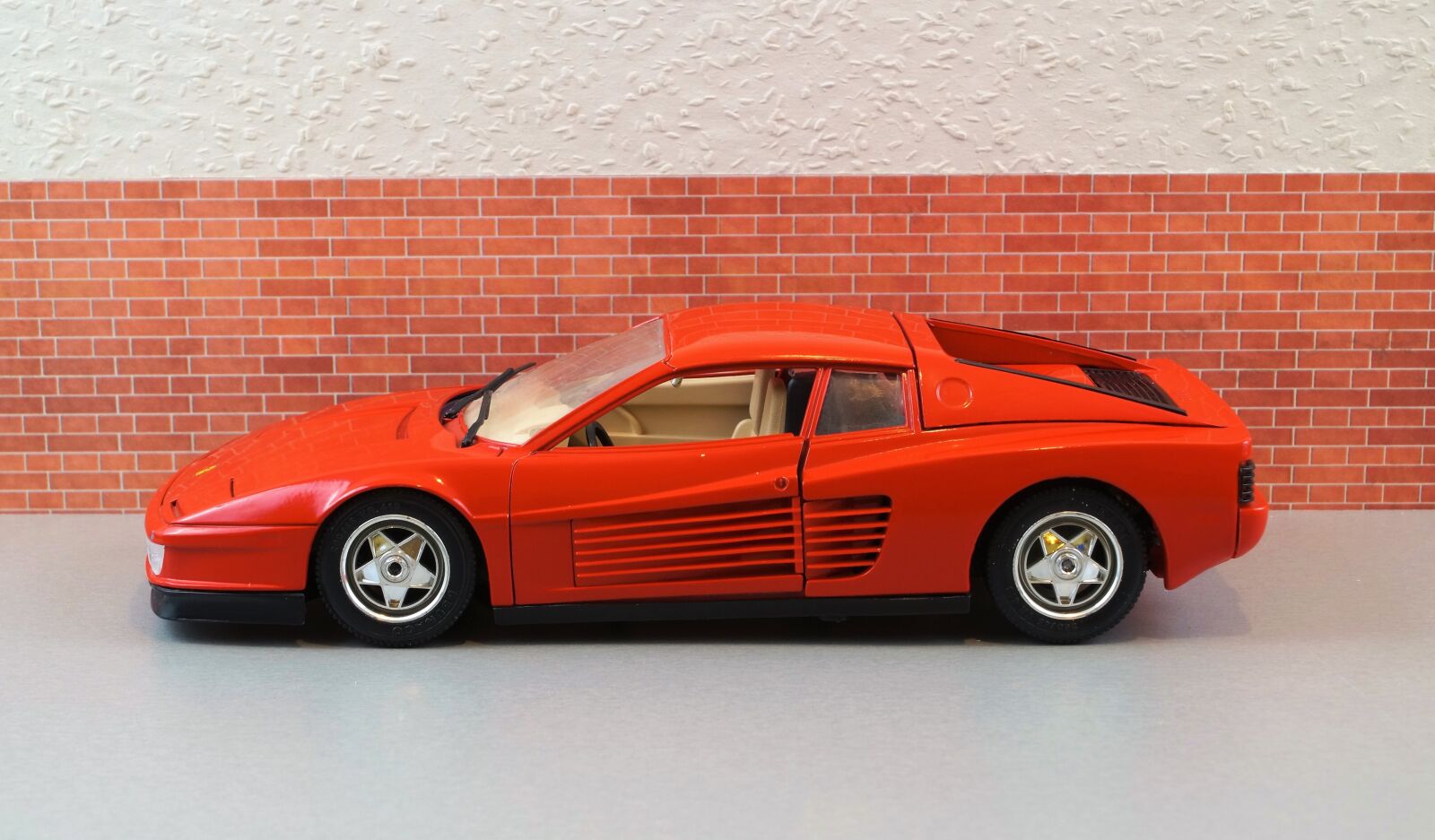 Sony DT 18-70mm F3.5-5.6 sample photo. Model car, ferrari, testarossa photography