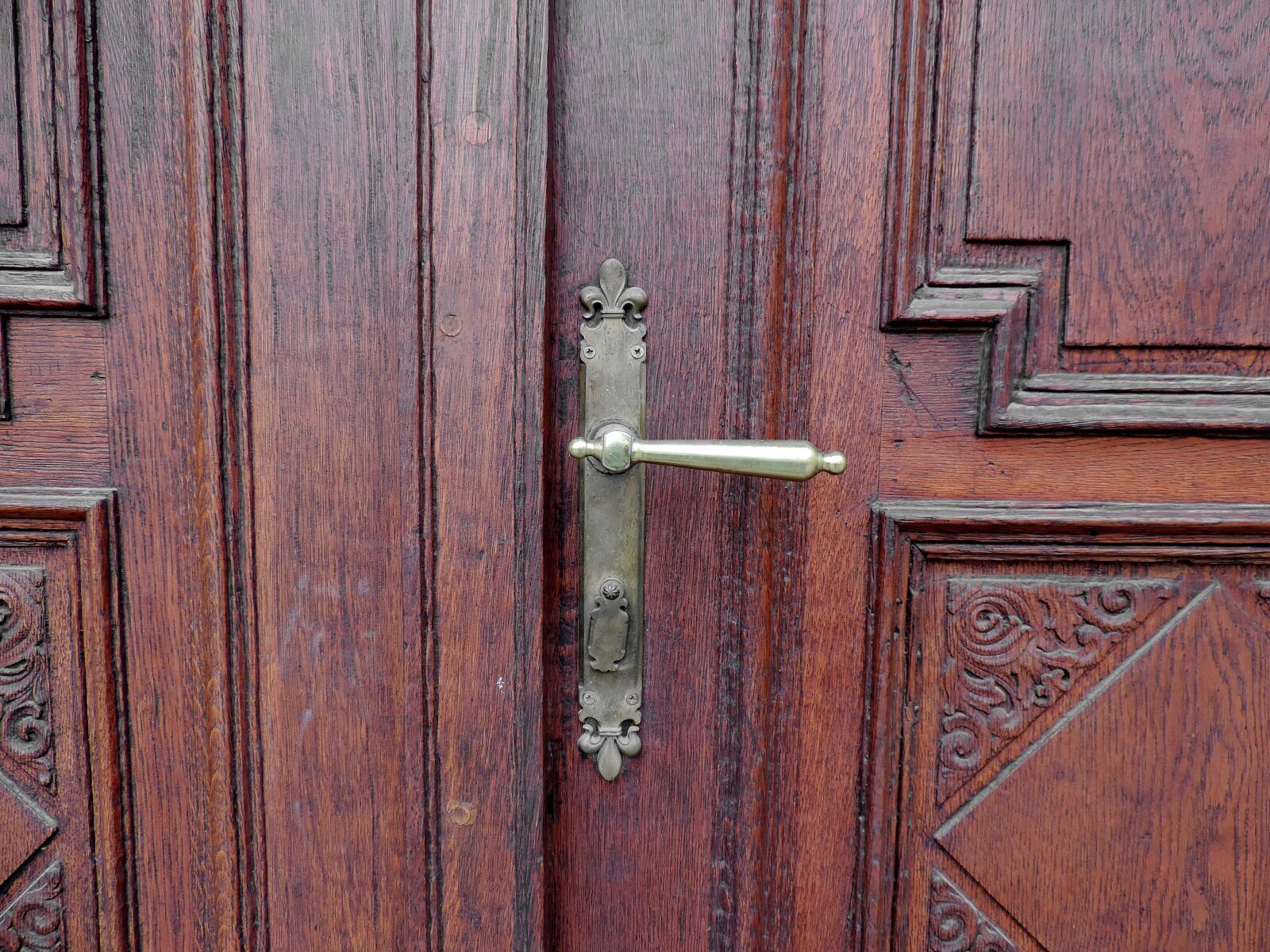 Nikon Coolpix P520 sample photo. Front door, wooden, device photography