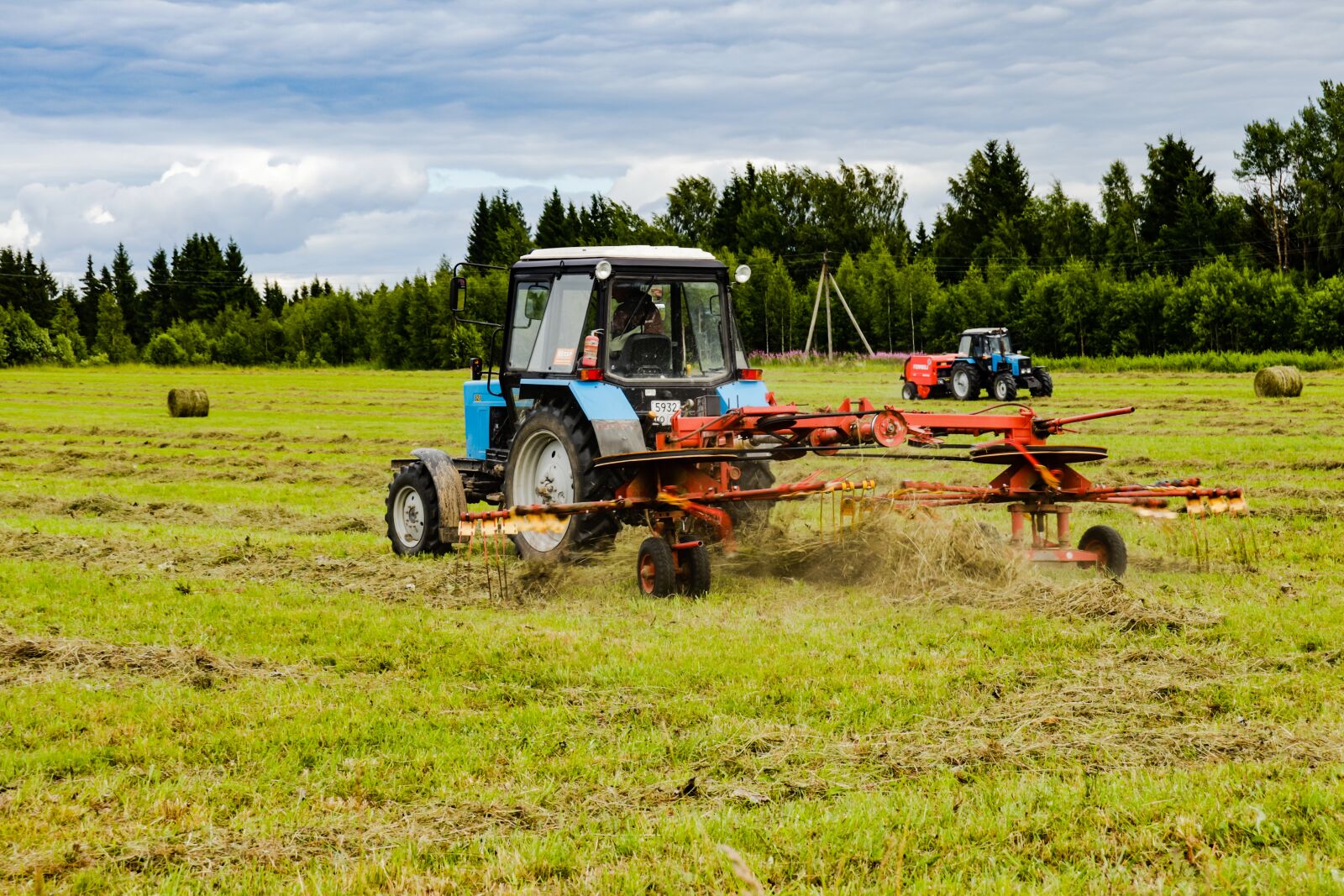 Canon EOS 200D (EOS Rebel SL2 / EOS Kiss X9) sample photo. Tractor, field, village photography