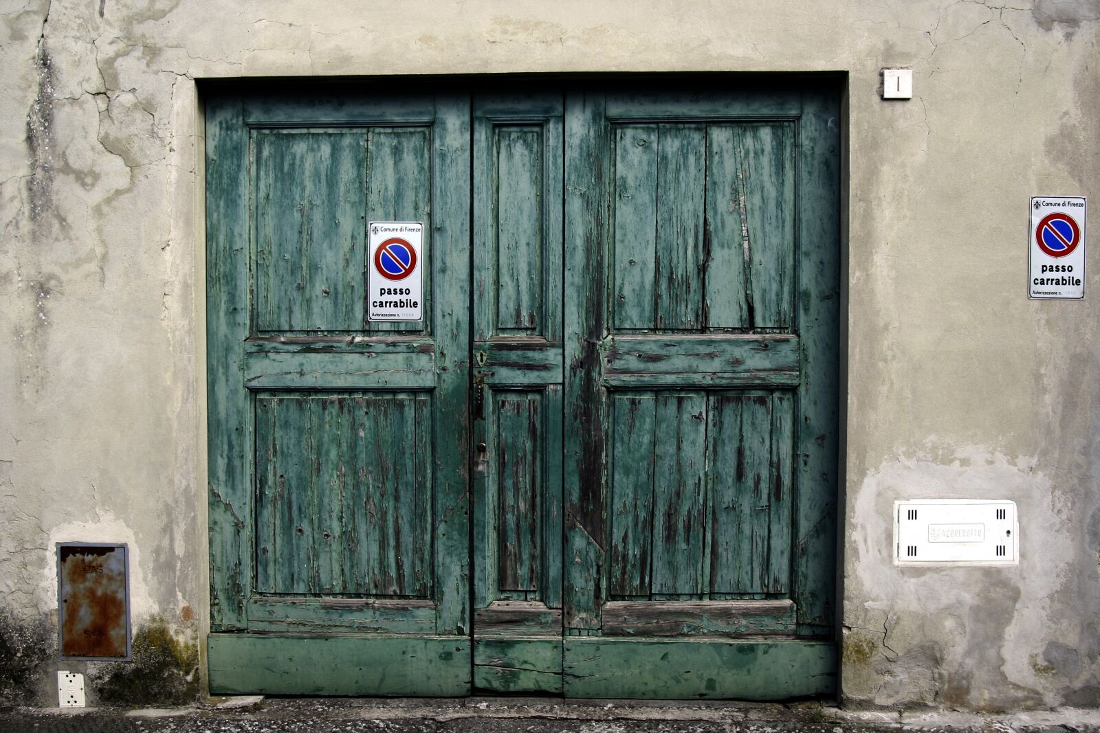 Canon EOS 350D (EOS Digital Rebel XT / EOS Kiss Digital N) sample photo. Concrete, door, green, old photography