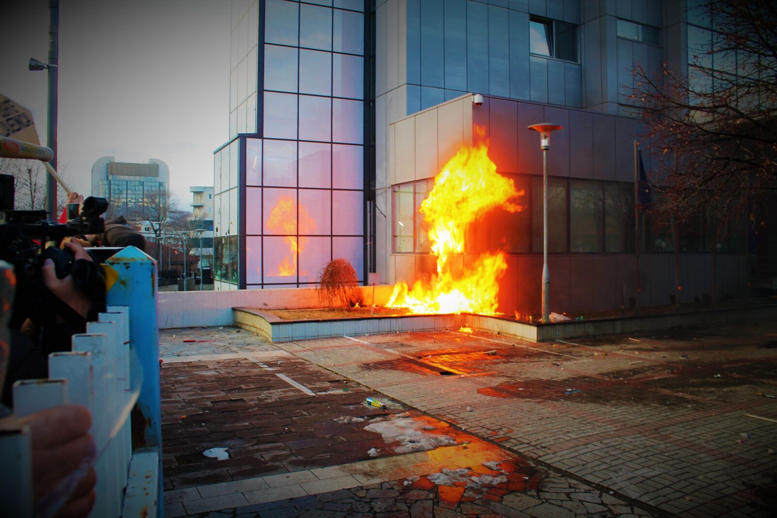 Canon EOS 1100D (EOS Rebel T3 / EOS Kiss X50) sample photo. Protest, vandalism, riot photography