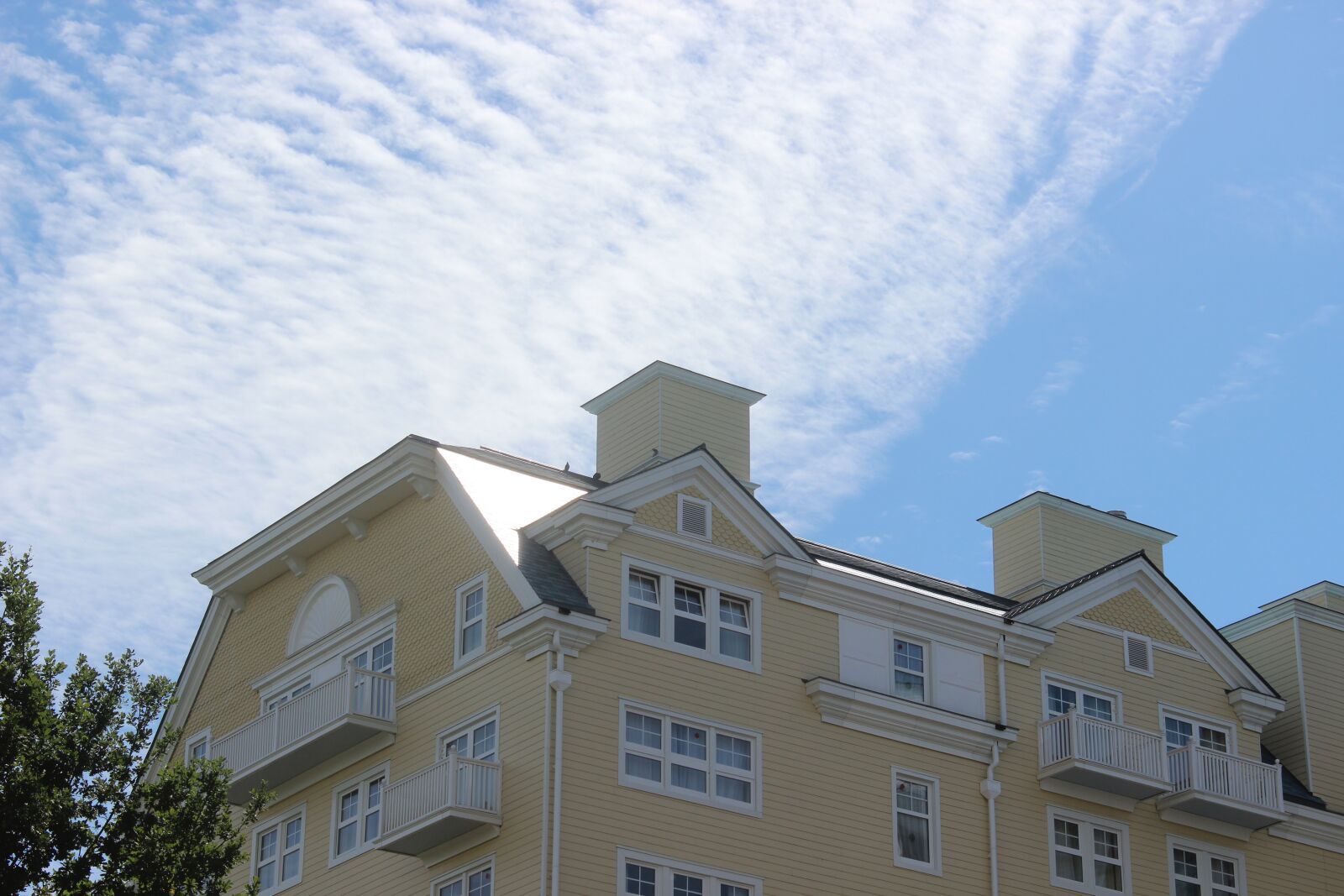 Canon EOS 600D (Rebel EOS T3i / EOS Kiss X5) sample photo. Cloudy sky, hotel, balcony photography