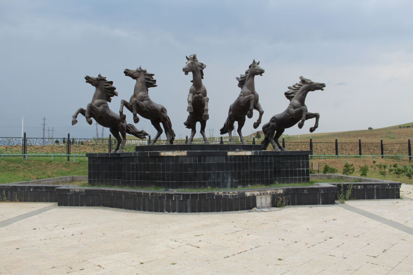 Canon EOS 1300D (EOS Rebel T6 / EOS Kiss X80) sample photo. Horses, art, statue photography