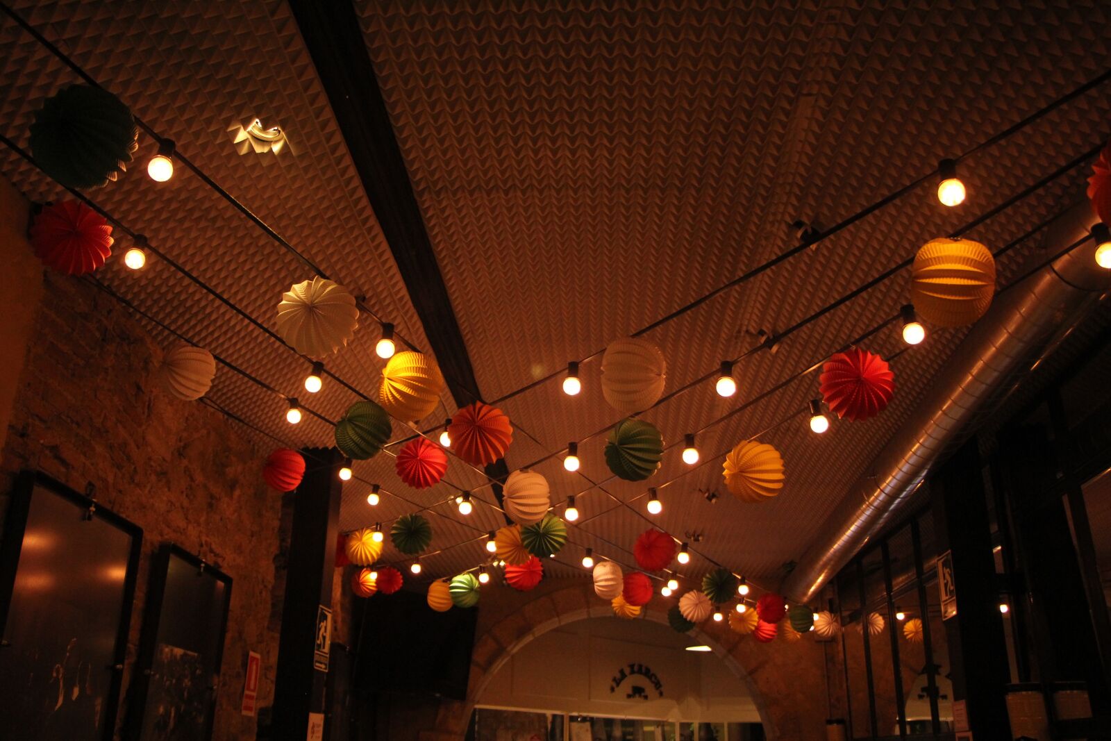 Canon EOS 550D (EOS Rebel T2i / EOS Kiss X4) sample photo. Night, lights, indoors photography
