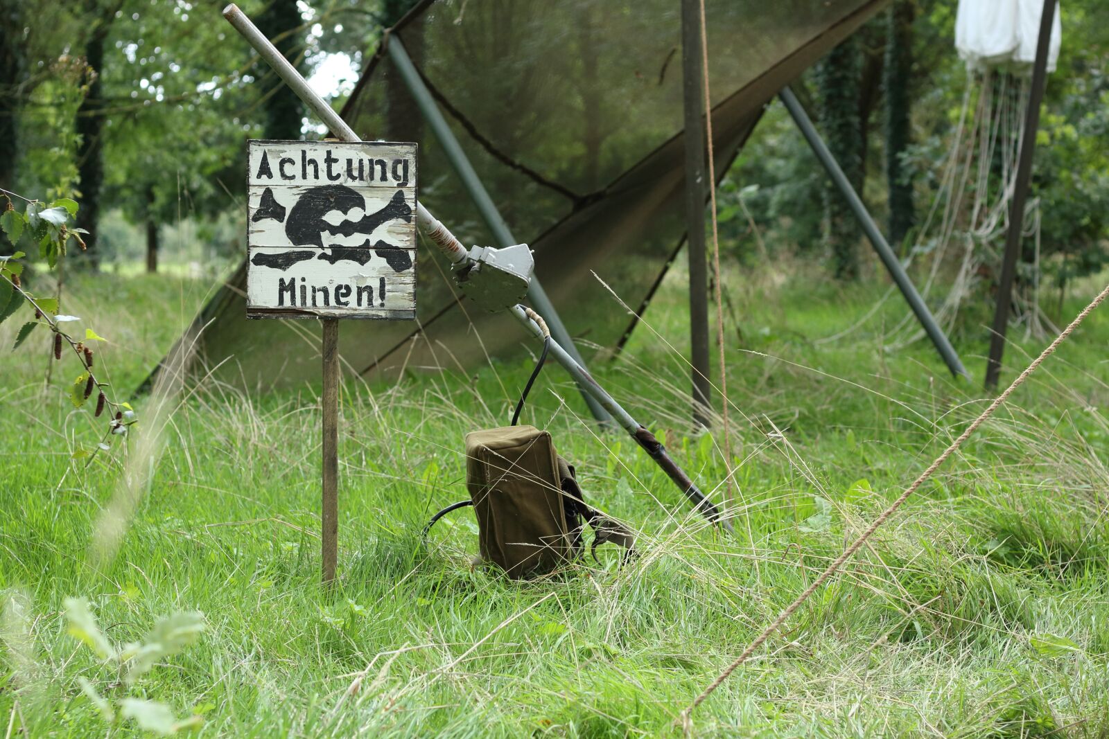 Canon EOS 700D (EOS Rebel T5i / EOS Kiss X7i) + Canon EF 50mm F1.8 STM sample photo. War, mine, explosive photography