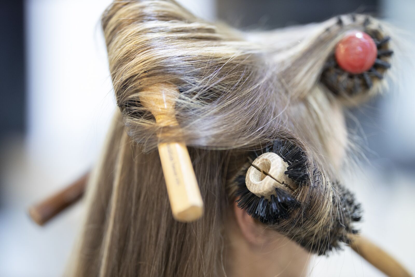 Canon RF 85mm F1.2L USM sample photo. Hairdresser, maintenance, hair photography