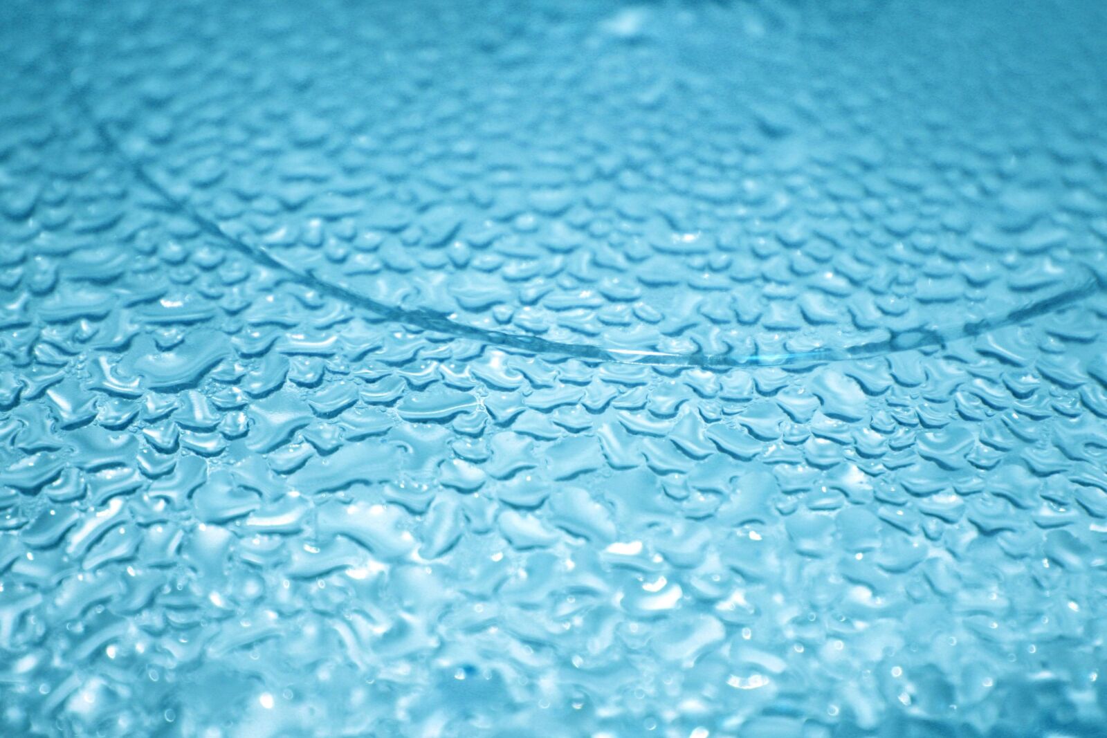 Canon EOS 1000D (EOS Digital Rebel XS / EOS Kiss F) + f/3.5-5.6 IS sample photo. Water droplets, blue glass photography