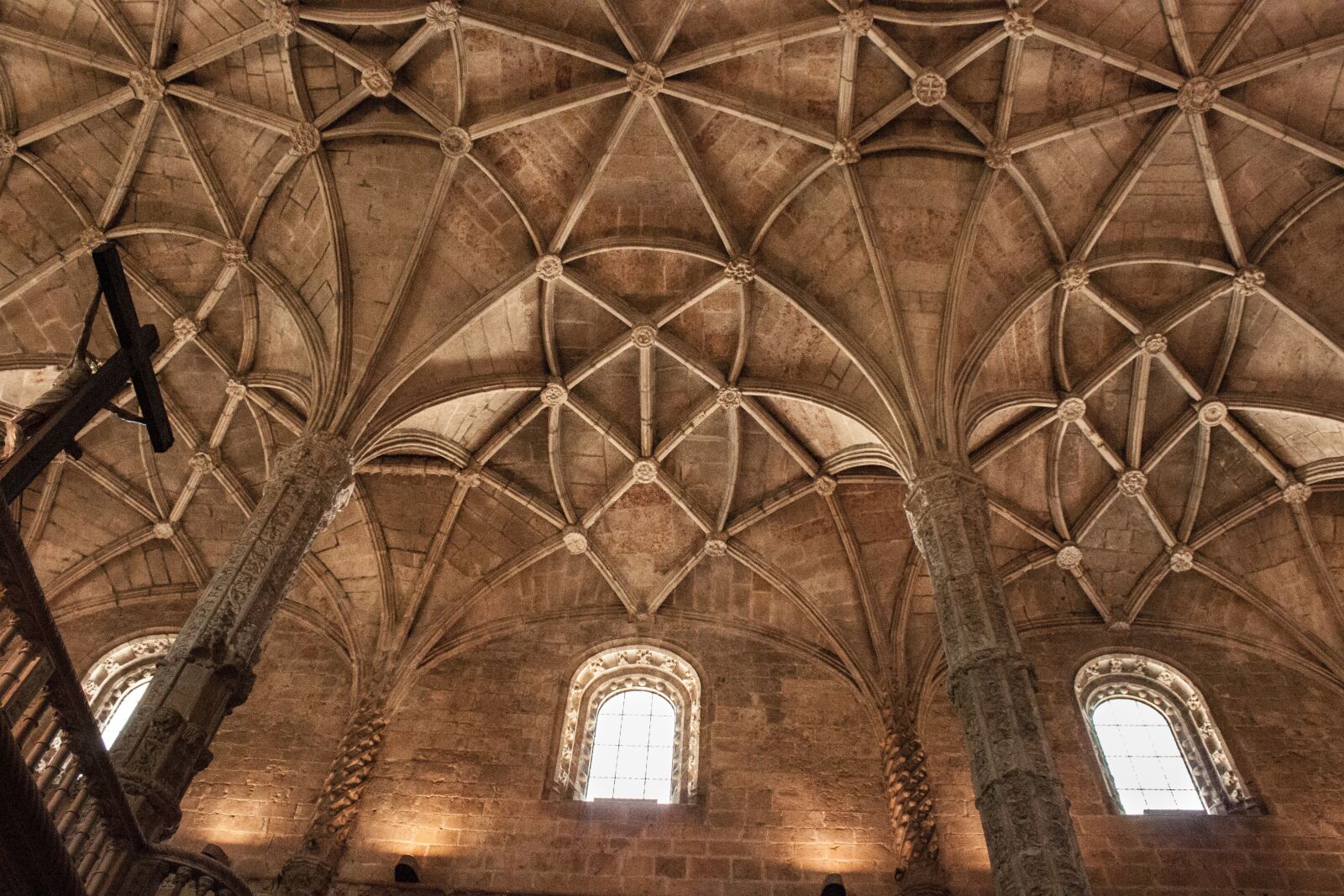 Canon EF-S 18-55mm F3.5-5.6 IS sample photo. Cathedral, vaulted ceilings, cross photography