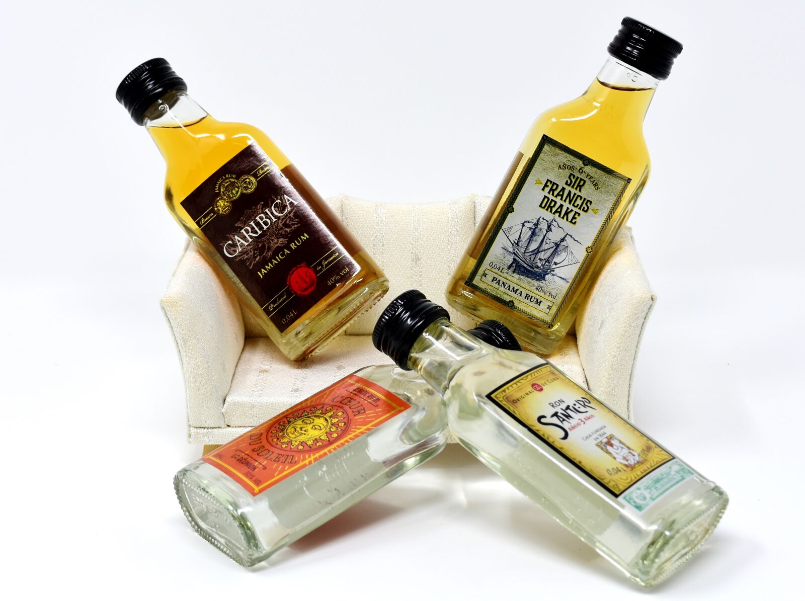 Nikon D7200 sample photo. Men's round, sofa, rum photography