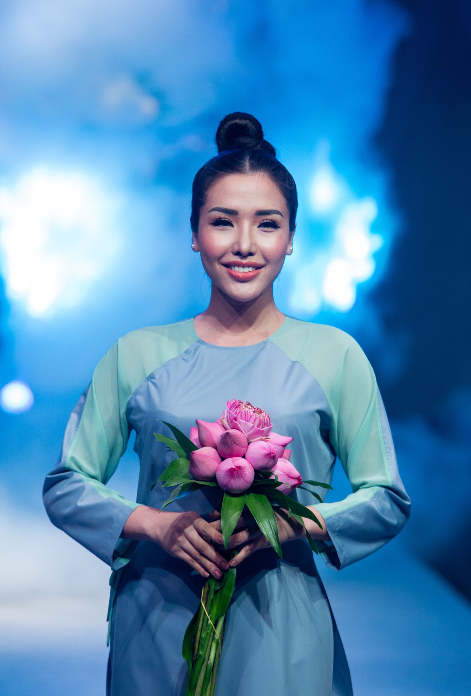 Canon EF 70-200mm F2.8L USM sample photo. Flower, girl, beautifull photography