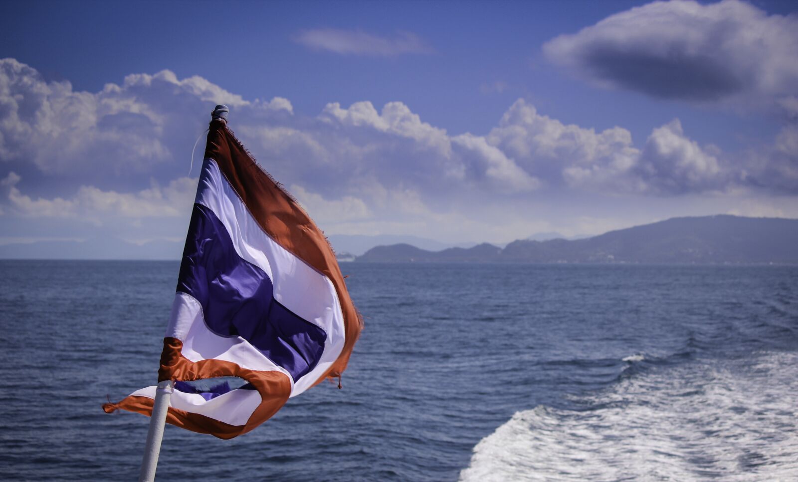 Canon EOS 600D (Rebel EOS T3i / EOS Kiss X5) sample photo. Thailand, flag, sea photography