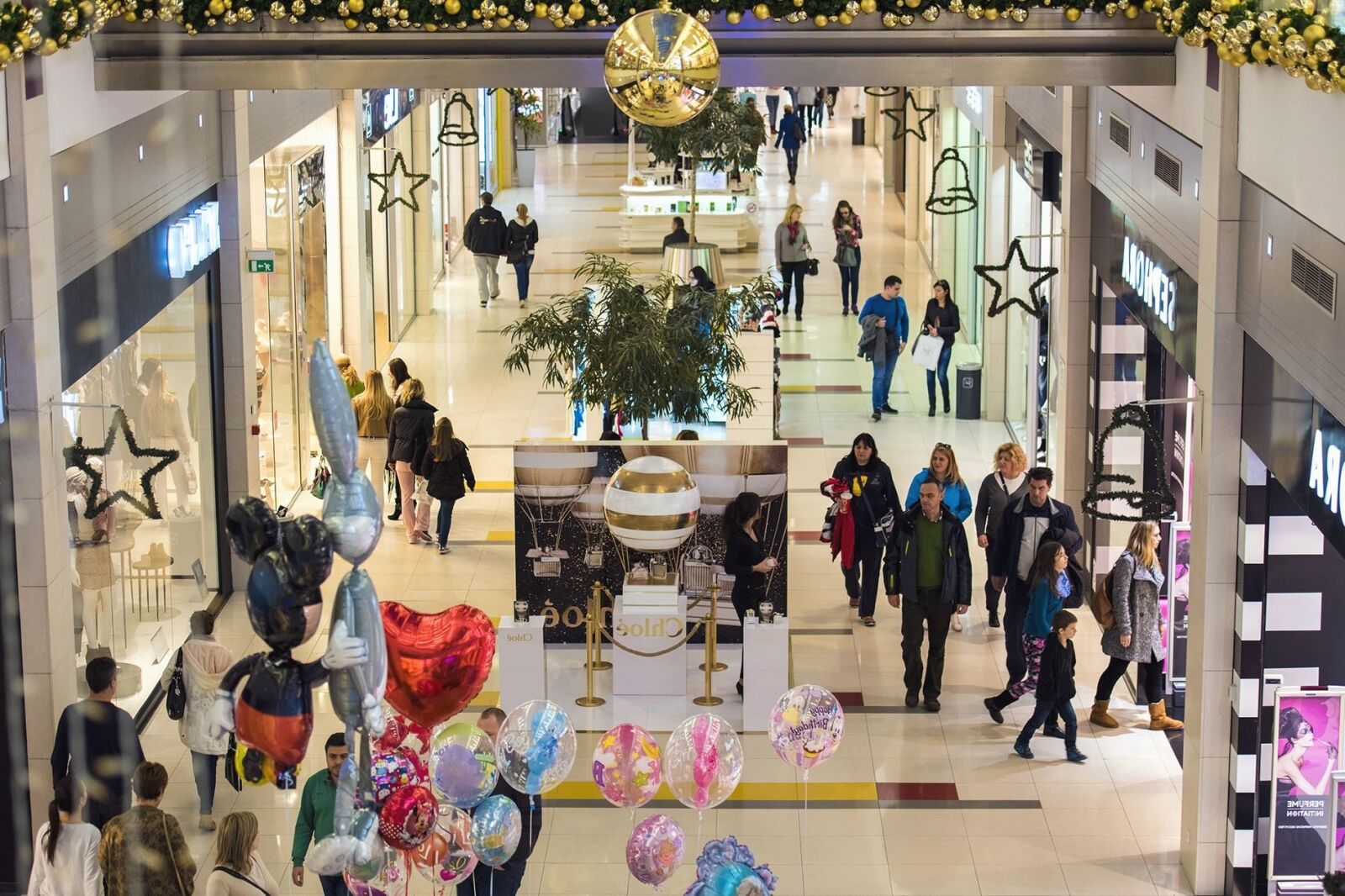 Nikon D810 sample photo. Christmas, people, shop, holiday photography