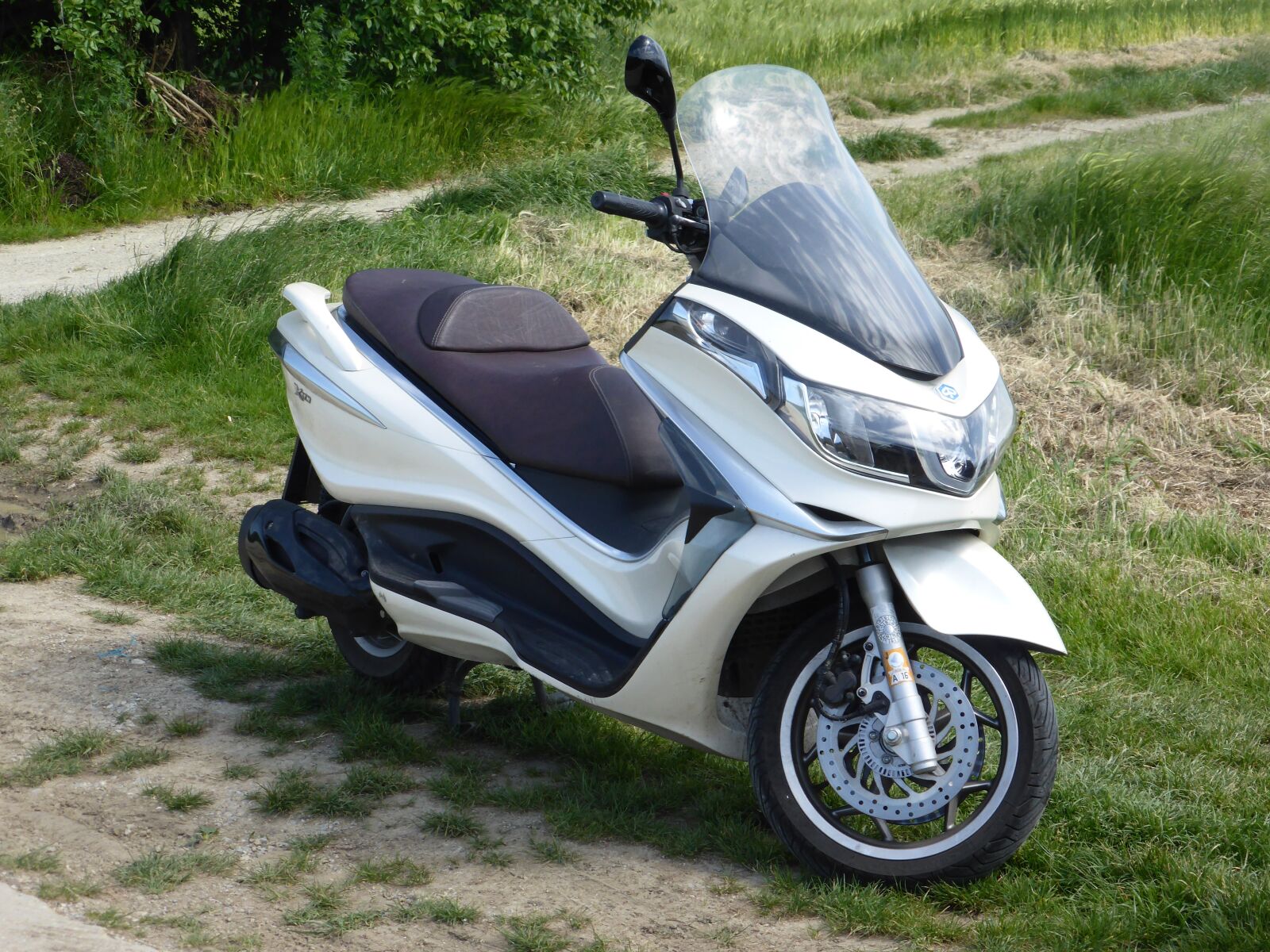 Panasonic Lumix DMC-ZS30 (Lumix DMC-TZ40) sample photo. Motorcycle, moped, roller photography