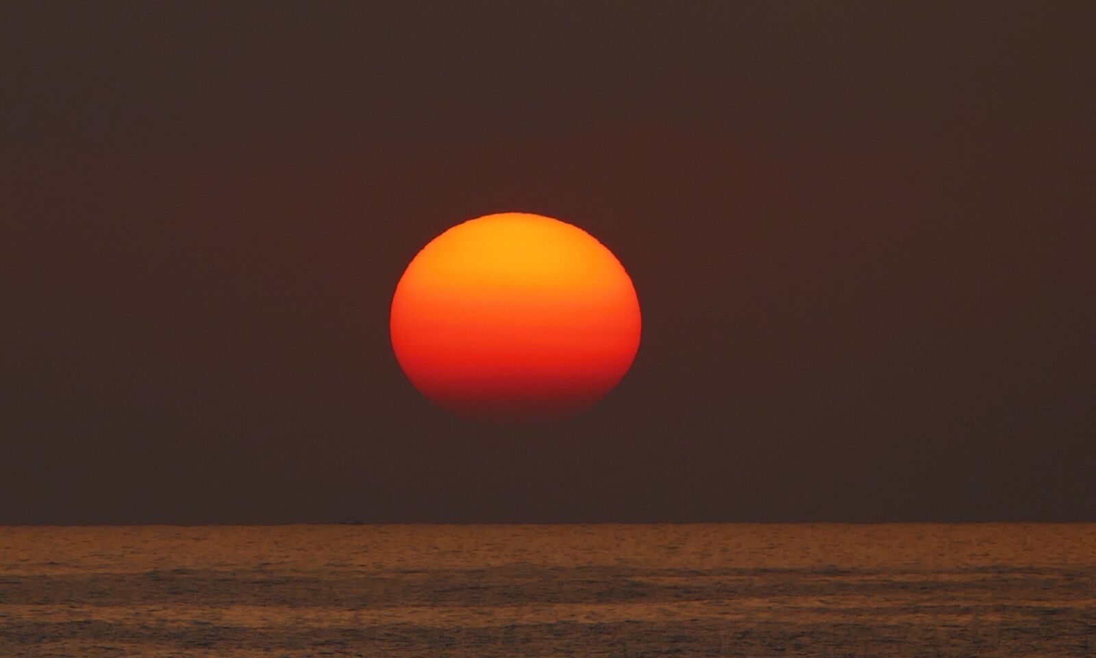 Panasonic Lumix DMC-FZ1000 sample photo. Sunset, mediterranean, sky photography