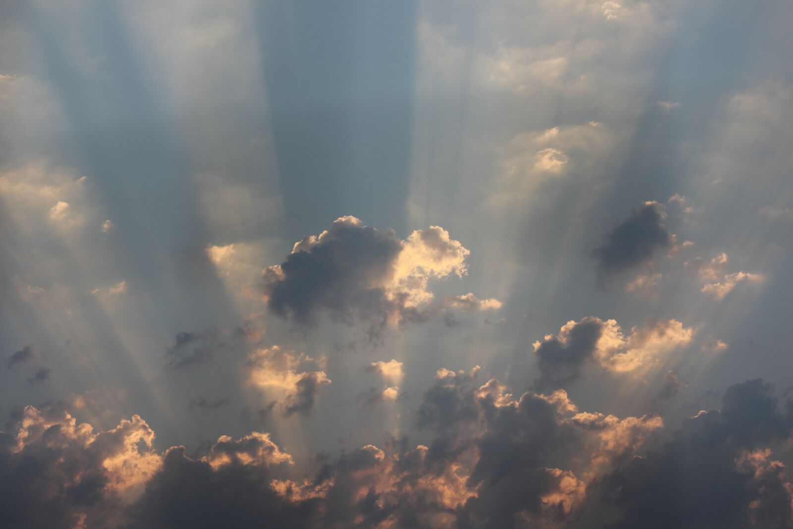 Canon EOS 1200D (EOS Rebel T5 / EOS Kiss X70 / EOS Hi) sample photo. Cloud, sunlight, sunset photography