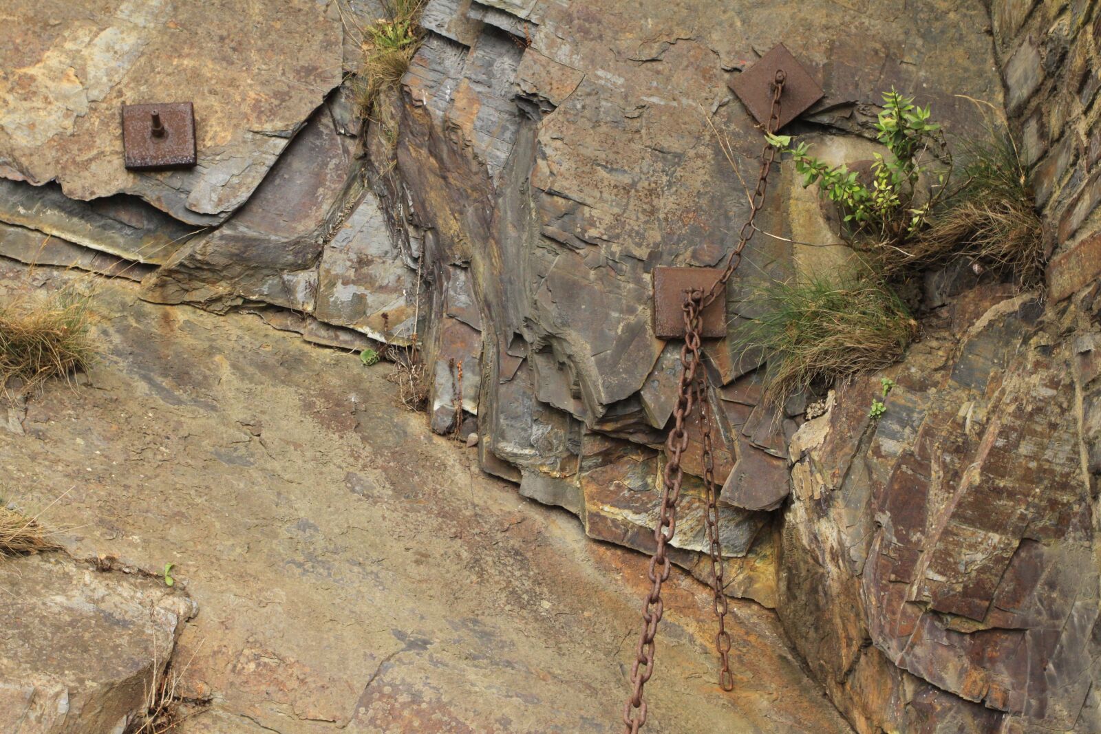 Canon EOS 50D sample photo. Rock face, chains, rust photography