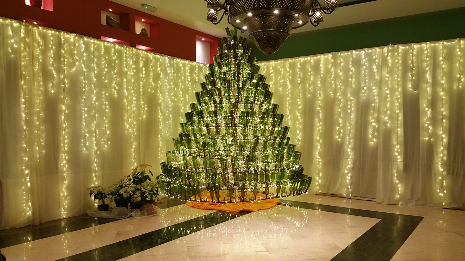 Samsung Galaxy Note4 sample photo. Christmas, tree, wall photography