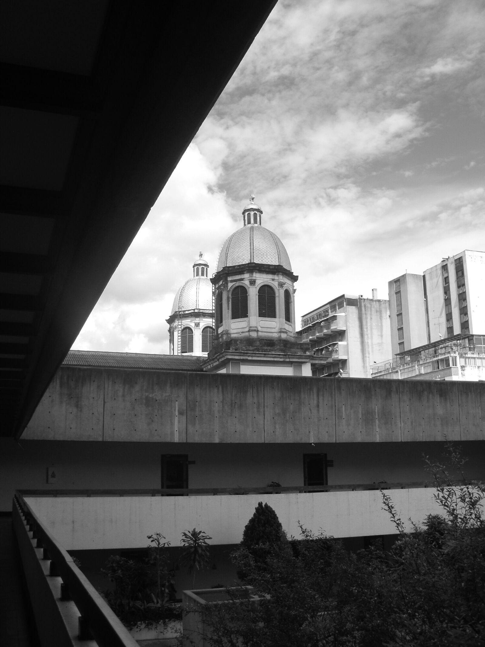 CASIO EX-S10 sample photo. Church, house, sky photography