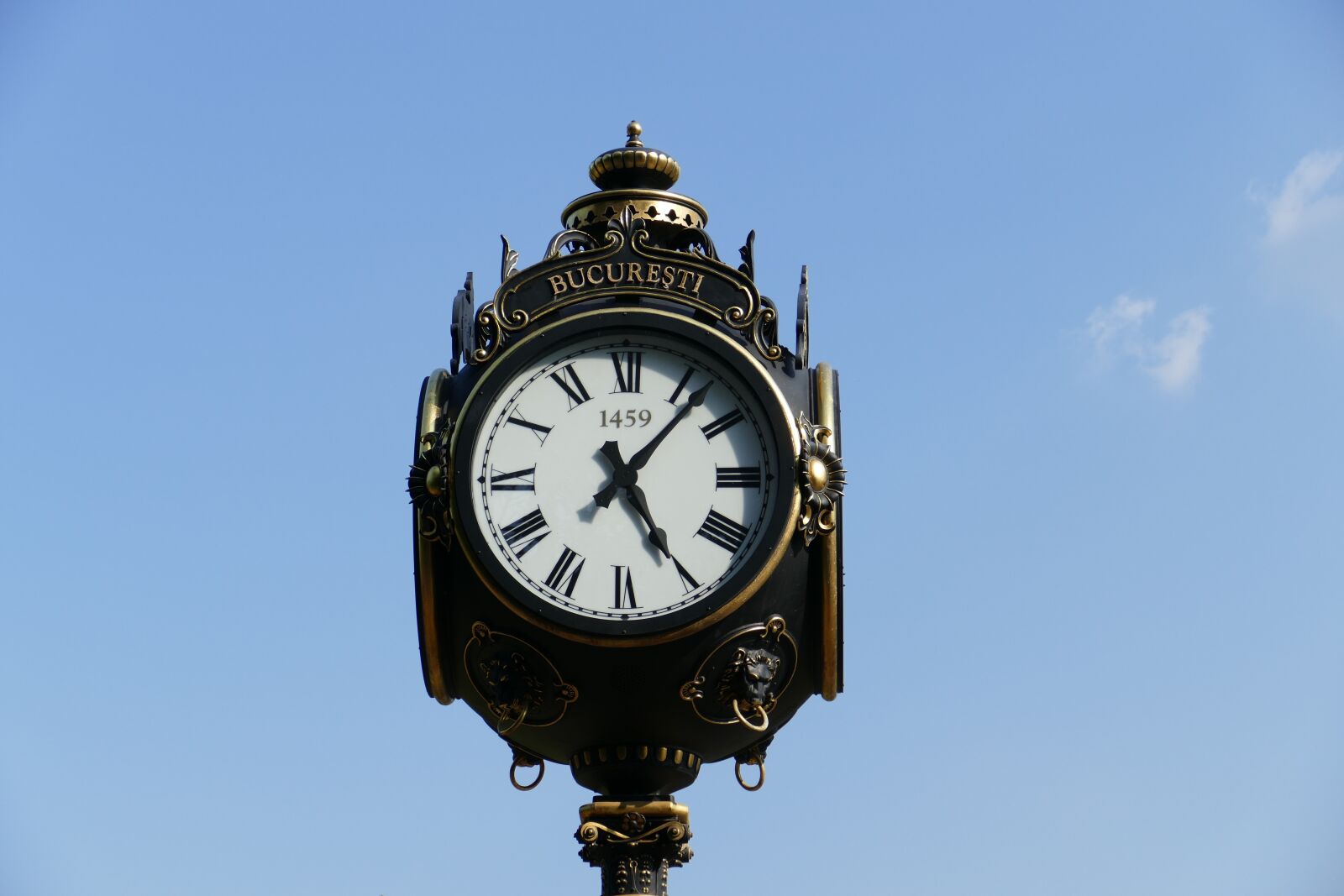 Panasonic Lumix DMC-FZ1000 sample photo. Clock, time, pointer photography
