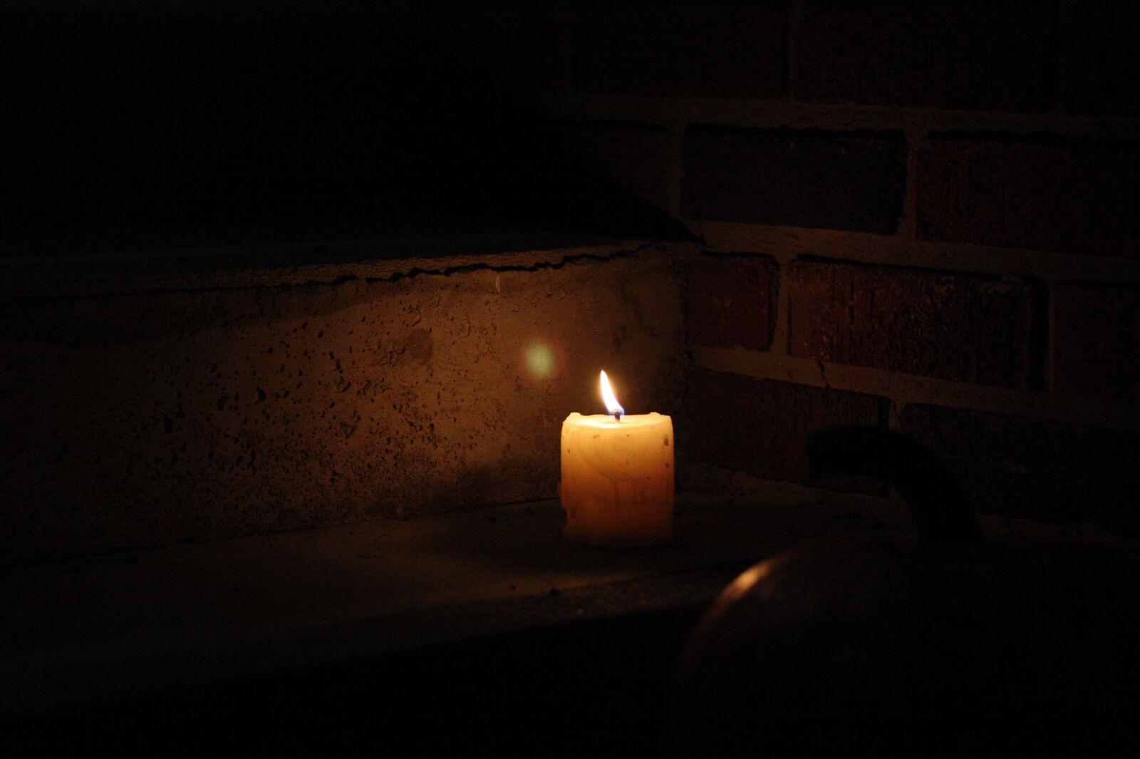 Canon EOS 450D (EOS Rebel XSi / EOS Kiss X2) sample photo. Candle, dark, step photography