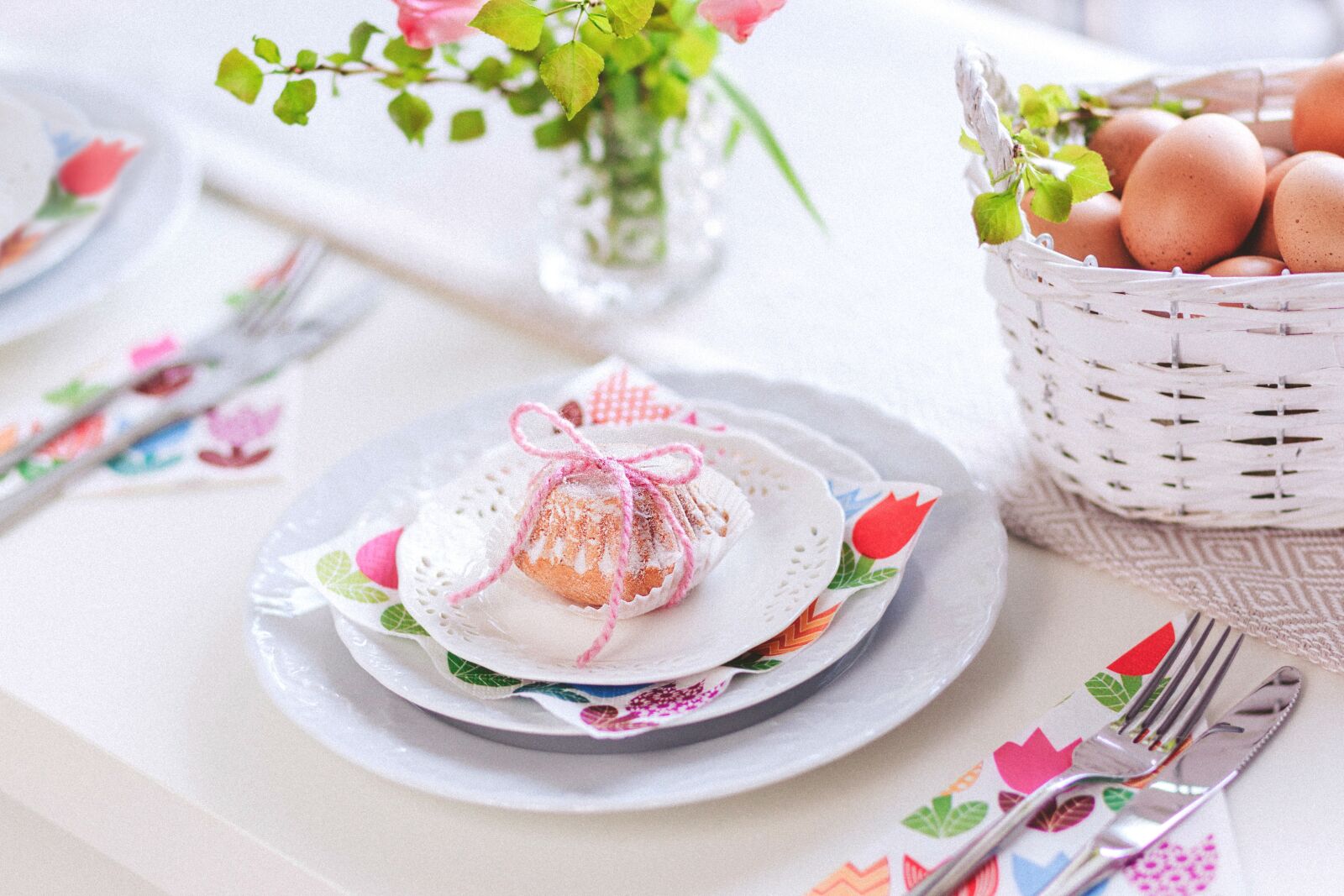 Canon EF 85mm F1.8 USM sample photo. Eggs, baskets, plate photography