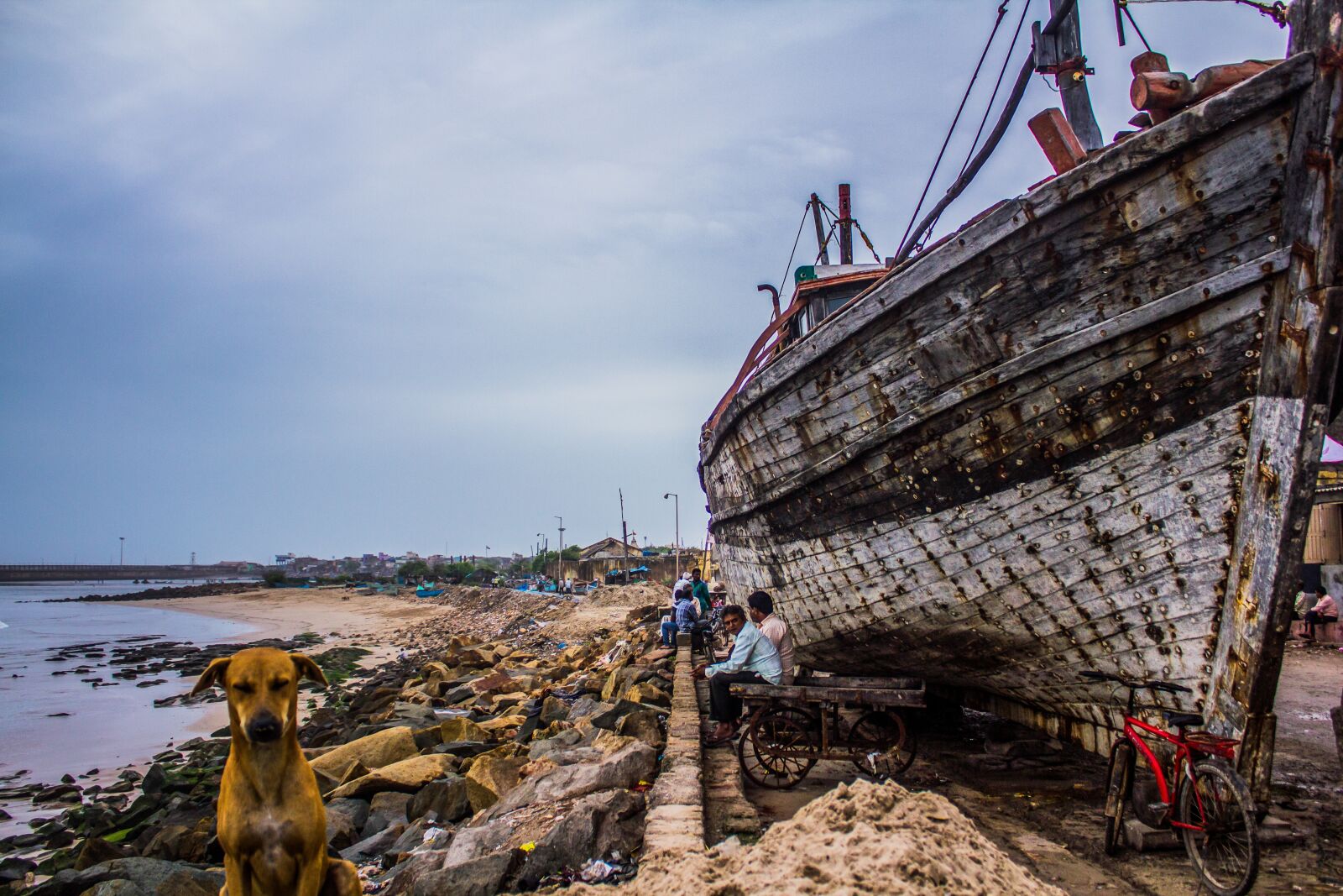 Canon EF-S 18-55mm F3.5-5.6 IS sample photo. Boat, beach, wreck photography