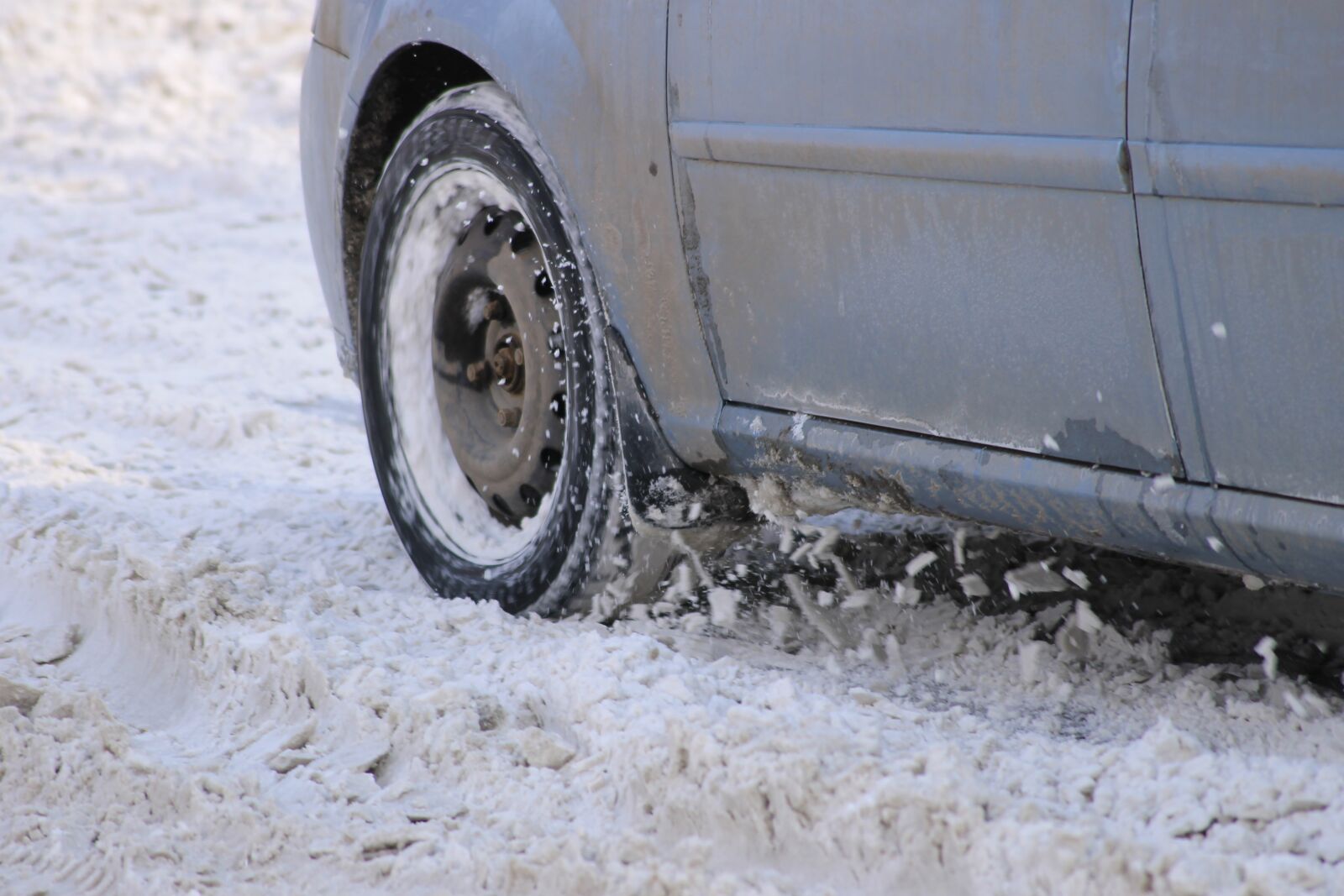 Canon EOS 1100D (EOS Rebel T3 / EOS Kiss X50) sample photo. Snow, car, wheel photography