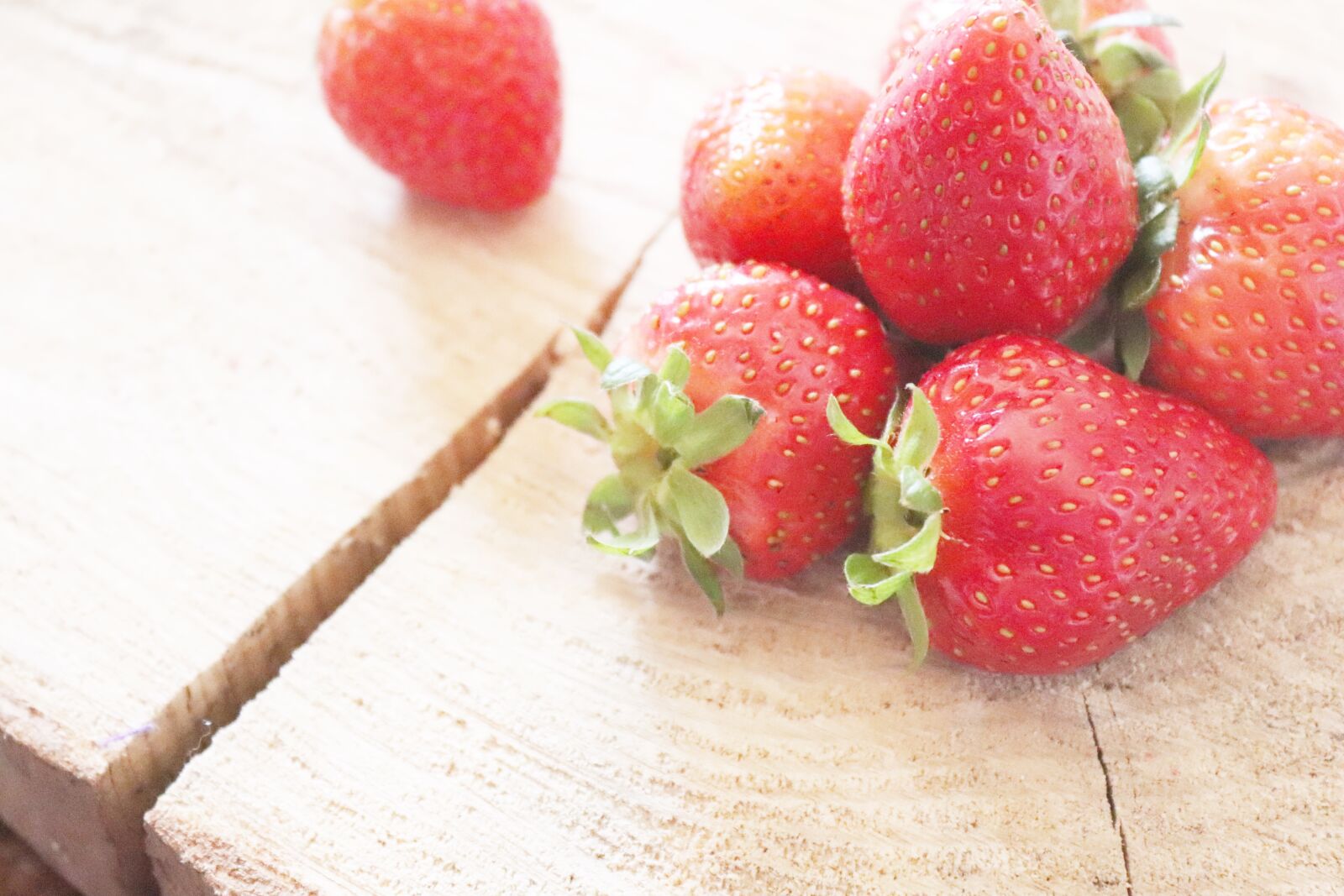 Canon EOS 200D (EOS Rebel SL2 / EOS Kiss X9) sample photo. Strawberry, fruit, food photography