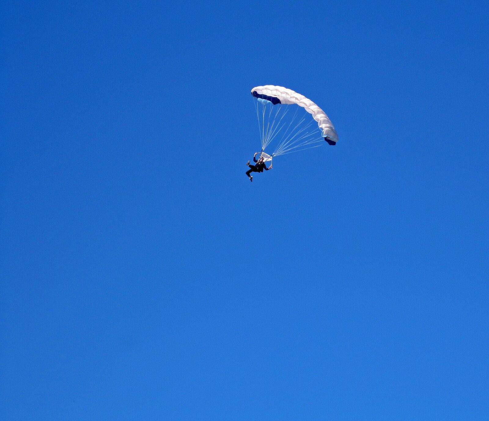 Canon PowerShot SD1200 IS (Digital IXUS 95 IS / IXY Digital 110 IS) sample photo. Parachutist, parachute, white photography