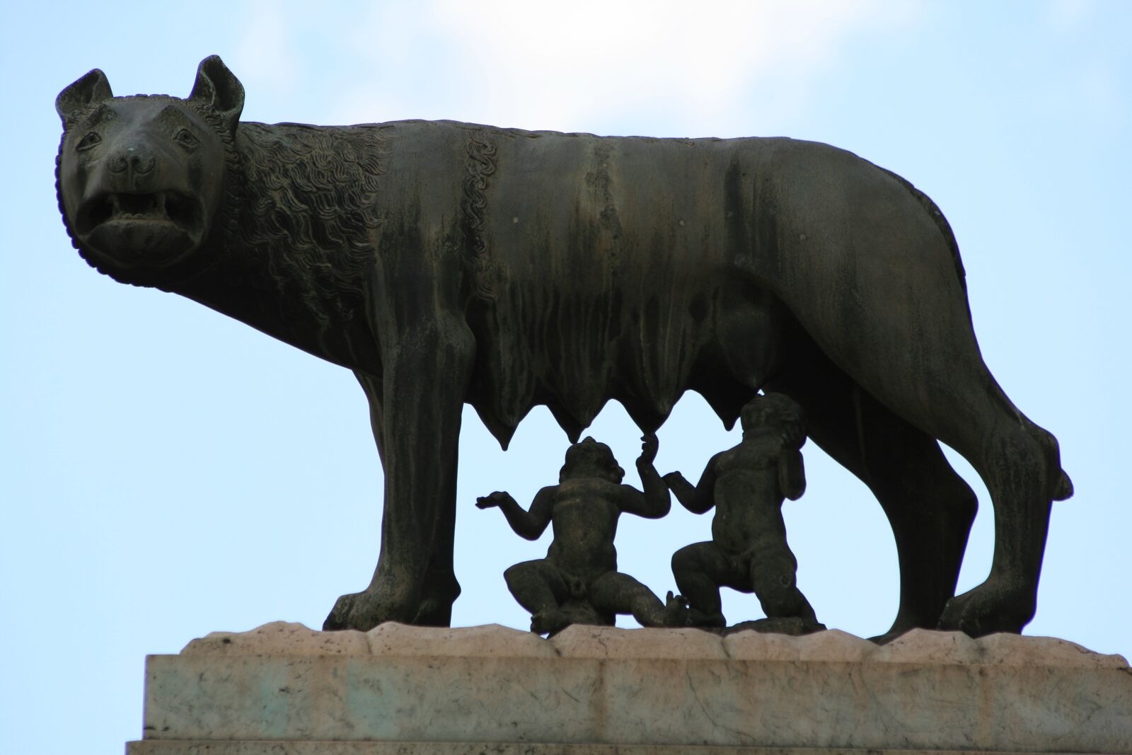 Canon EOS 400D (EOS Digital Rebel XTi / EOS Kiss Digital X) sample photo. Rome, landmark, capitoline she-wolf photography