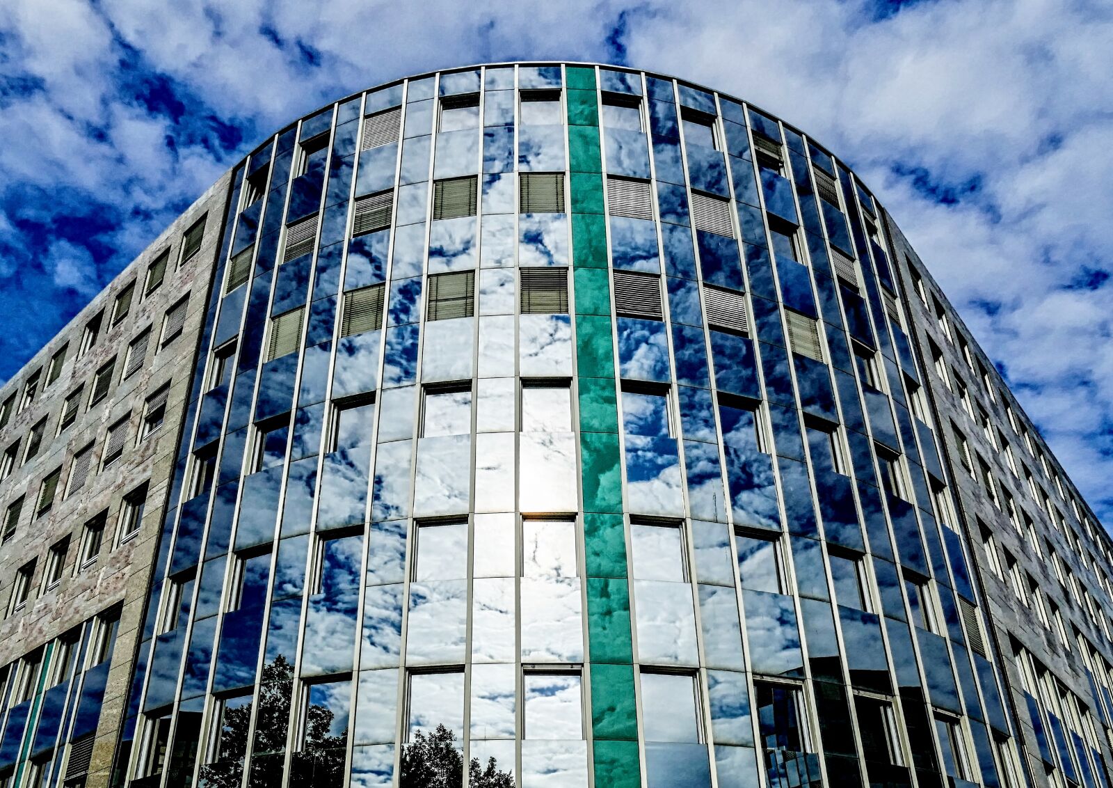 Panasonic Lumix DMC-FZ1000 sample photo. S wpark, architecture, facade photography