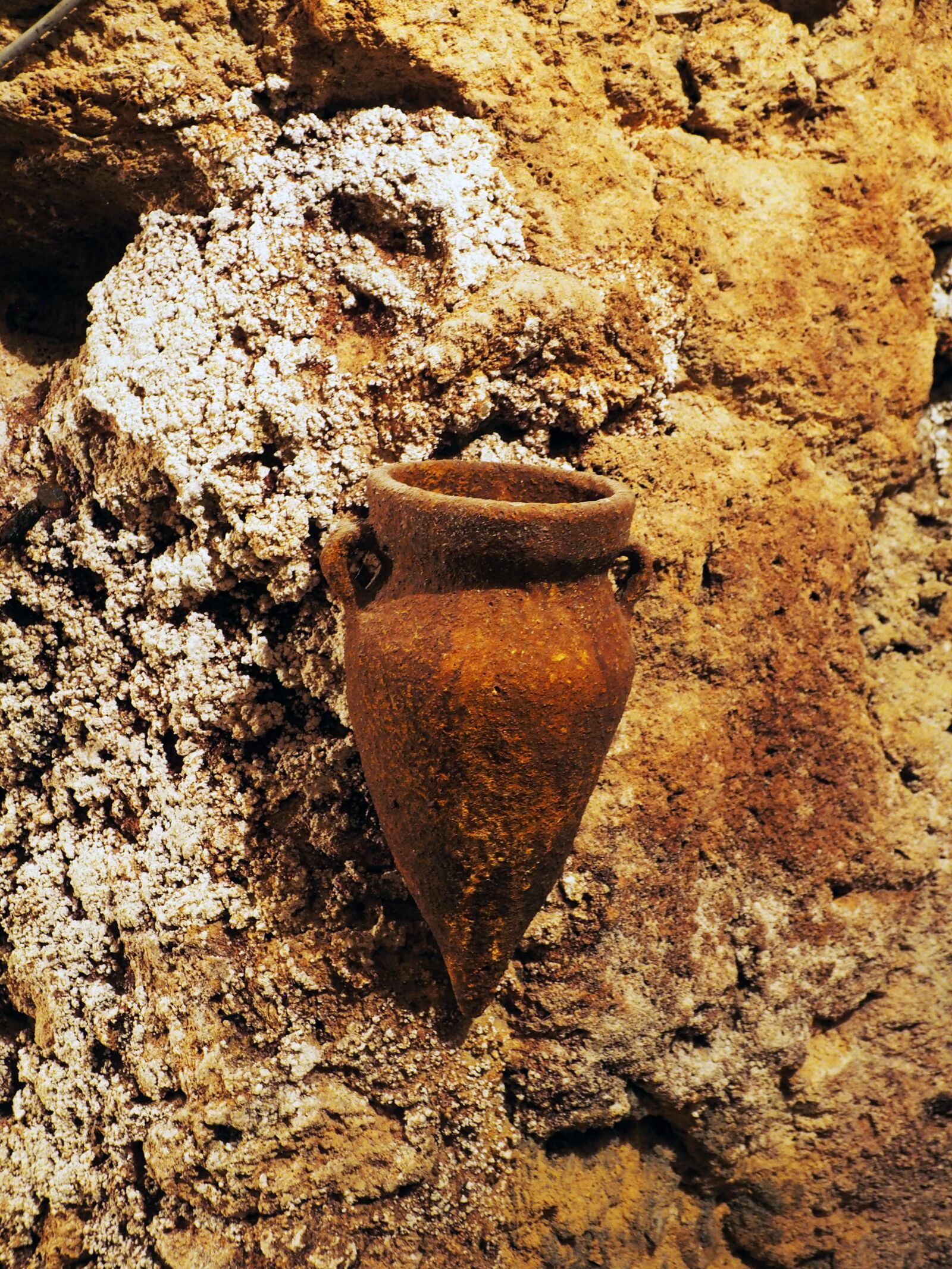 OLYMPUS M.12-50mm F3.5-6.3 sample photo. Ancient vessel, cave, stone photography