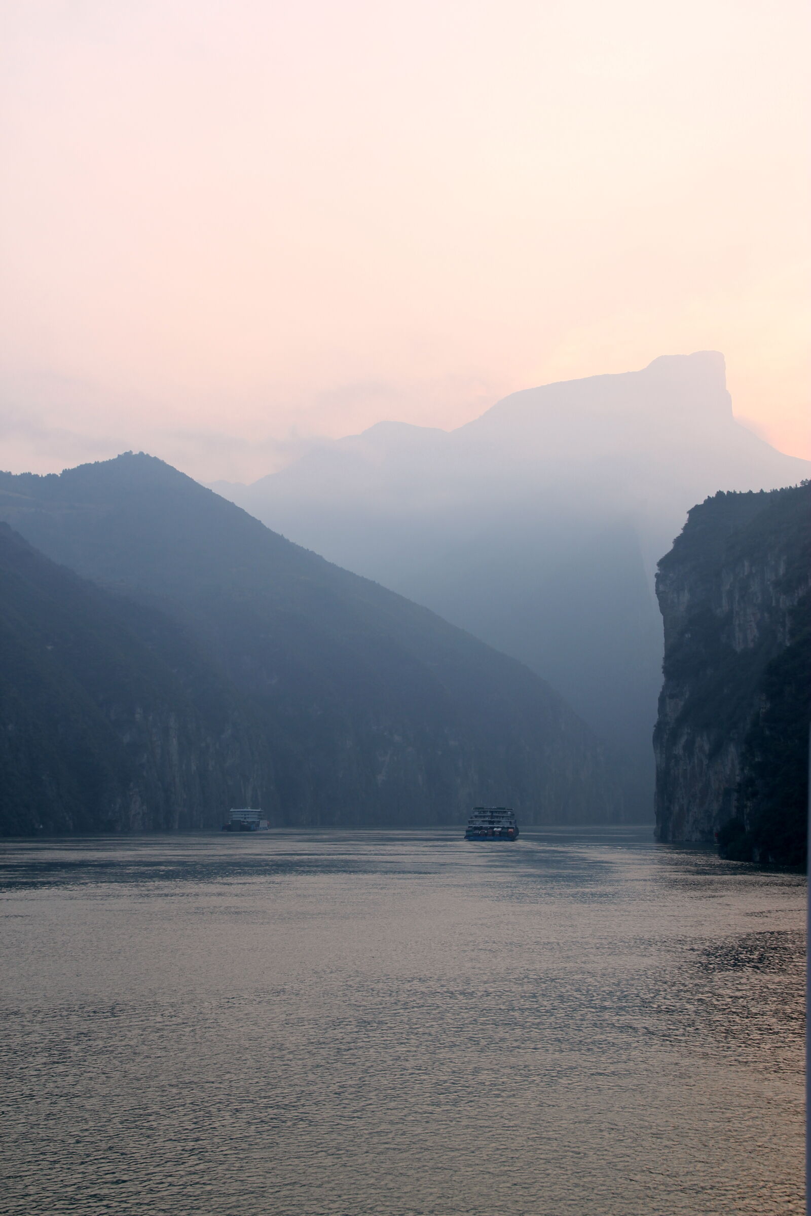 Canon EOS 550D (EOS Rebel T2i / EOS Kiss X4) sample photo. Boat, cliff, coast, landscape photography