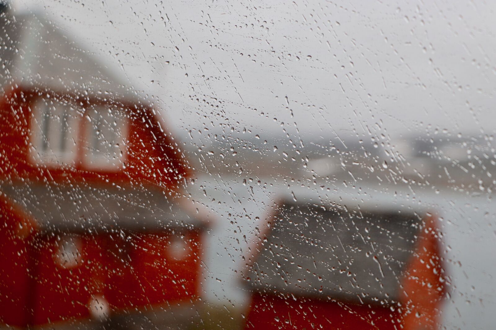 Canon EOS 800D (EOS Rebel T7i / EOS Kiss X9i) sample photo. Train, glass, drops photography