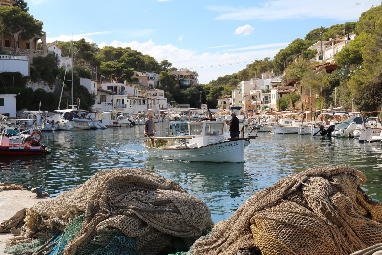 Canon EOS 750D (EOS Rebel T6i / EOS Kiss X8i) sample photo. Cala figuera, fishing boat photography