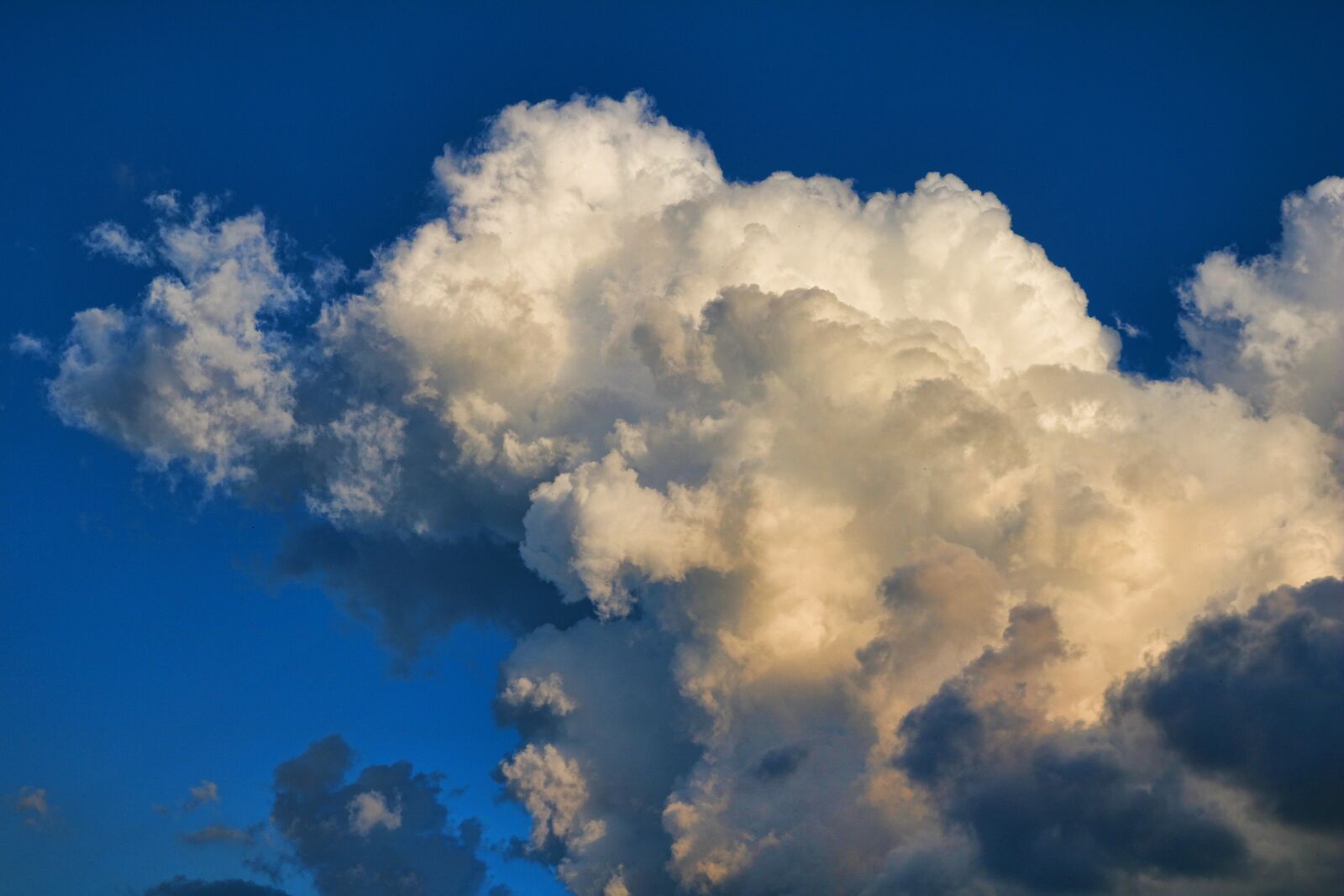 Canon EOS 750D (EOS Rebel T6i / EOS Kiss X8i) sample photo. Cloud, cumulonimbus, storm photography