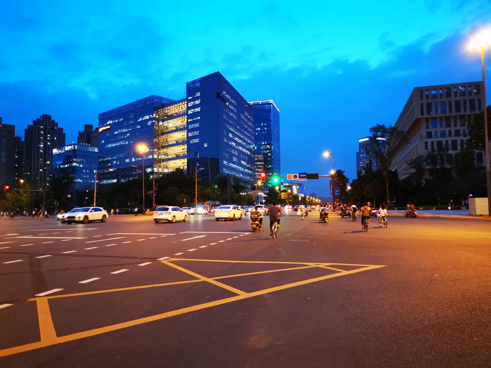 HUAWEI Mate 20 Pro sample photo. City, twilight, night photography