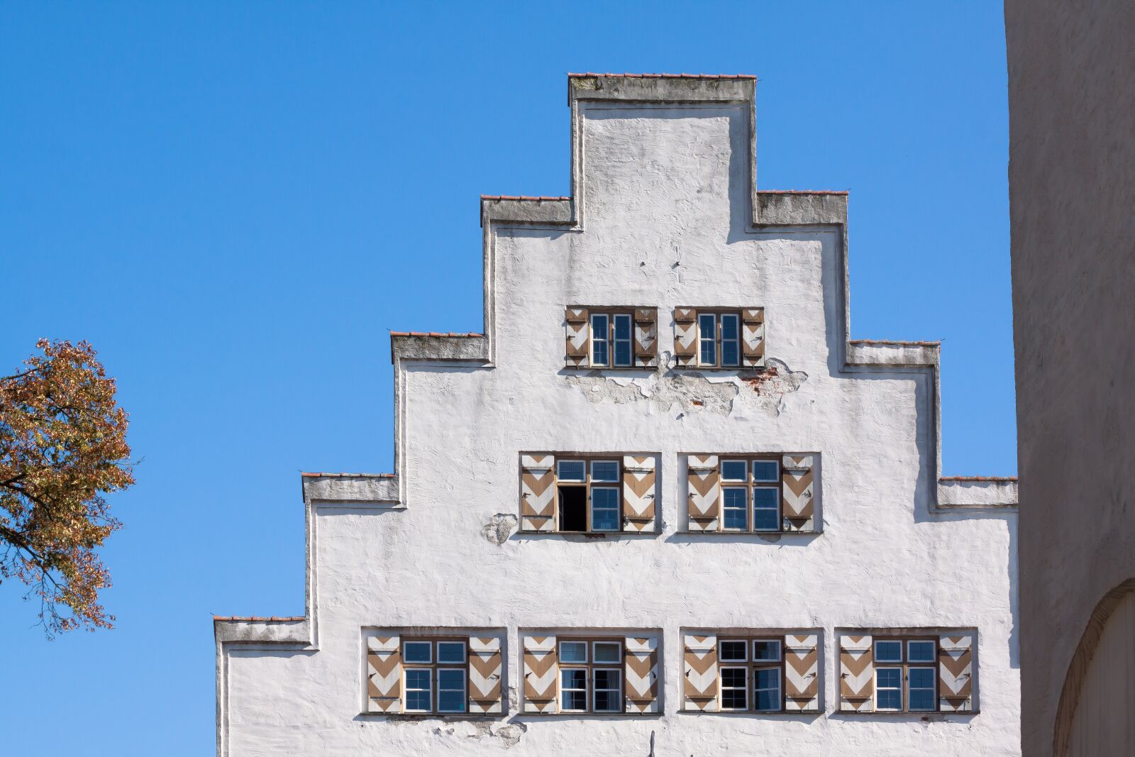 Canon EOS 50D sample photo. Castle, window, shutters photography
