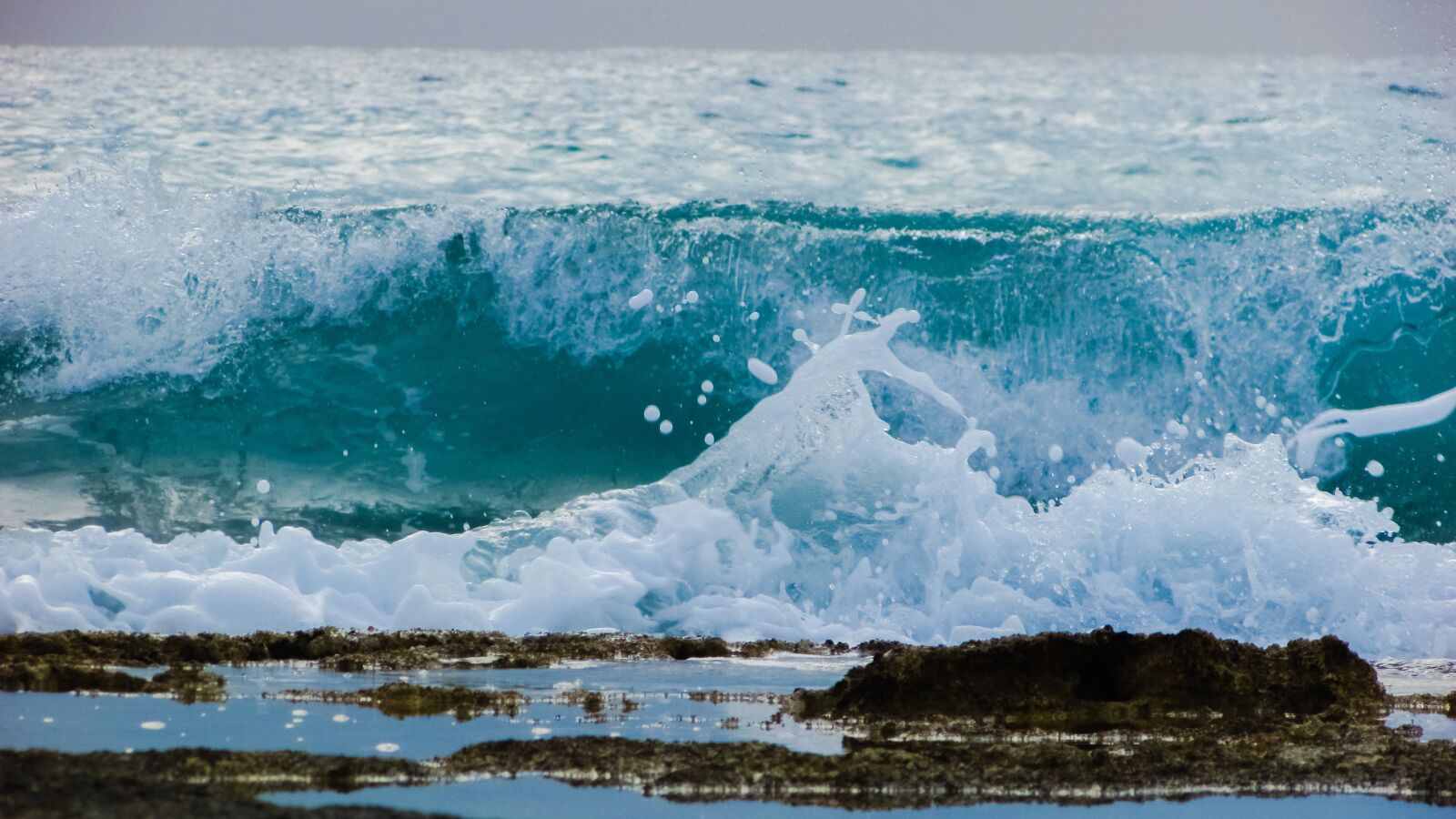 Canon PowerShot SX400 IS sample photo. Wave, smashing, foam photography