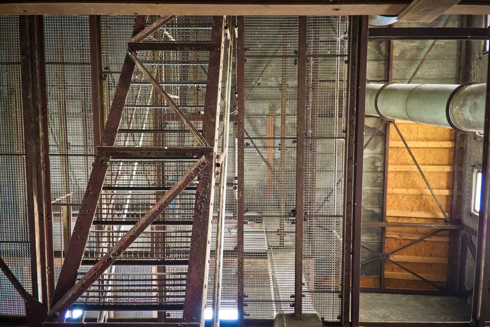 Olympus OM-D E-M10 sample photo. Lost places, warehouse, stock photography