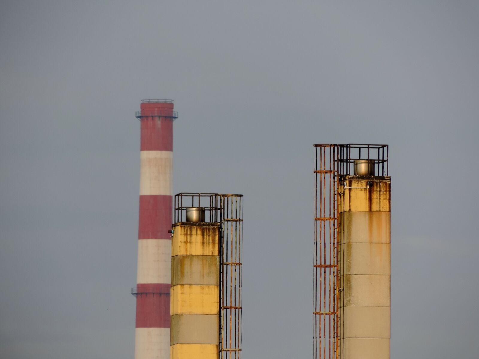 Nikon Coolpix P520 sample photo. Chimney, structure, tank, pollution photography