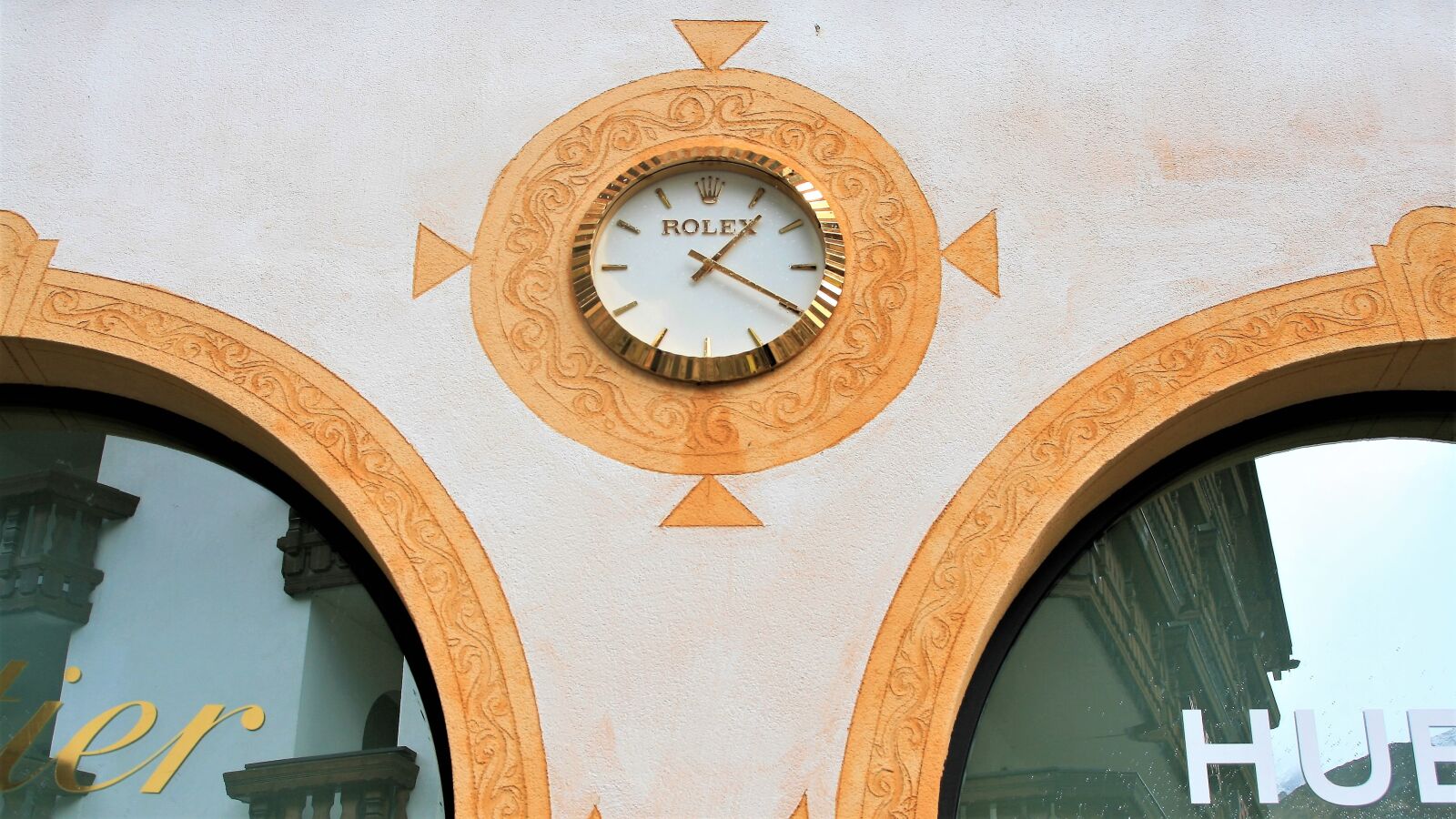 Canon EOS 400D (EOS Digital Rebel XTi / EOS Kiss Digital X) sample photo. Facade, frescoes, clock photography