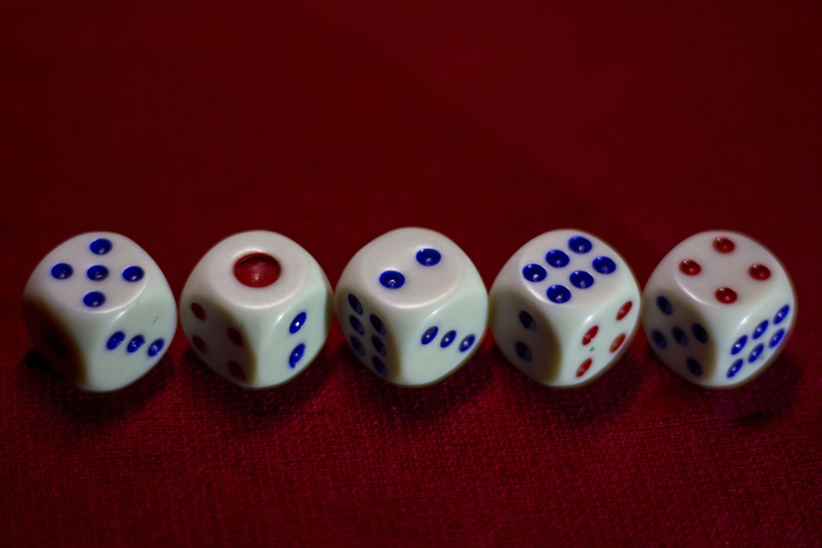 Canon EOS 550D (EOS Rebel T2i / EOS Kiss X4) + Canon EF 50mm F1.8 STM sample photo. Dice, probability, game photography