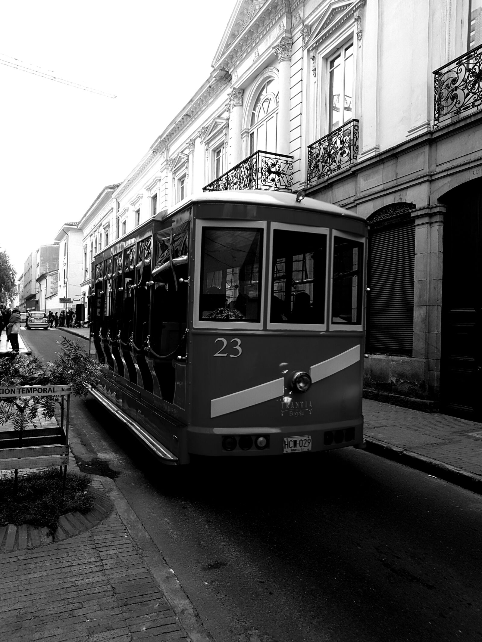 Samsung Galaxy S7 Edge sample photo. Street, tram, blancoynegro photography