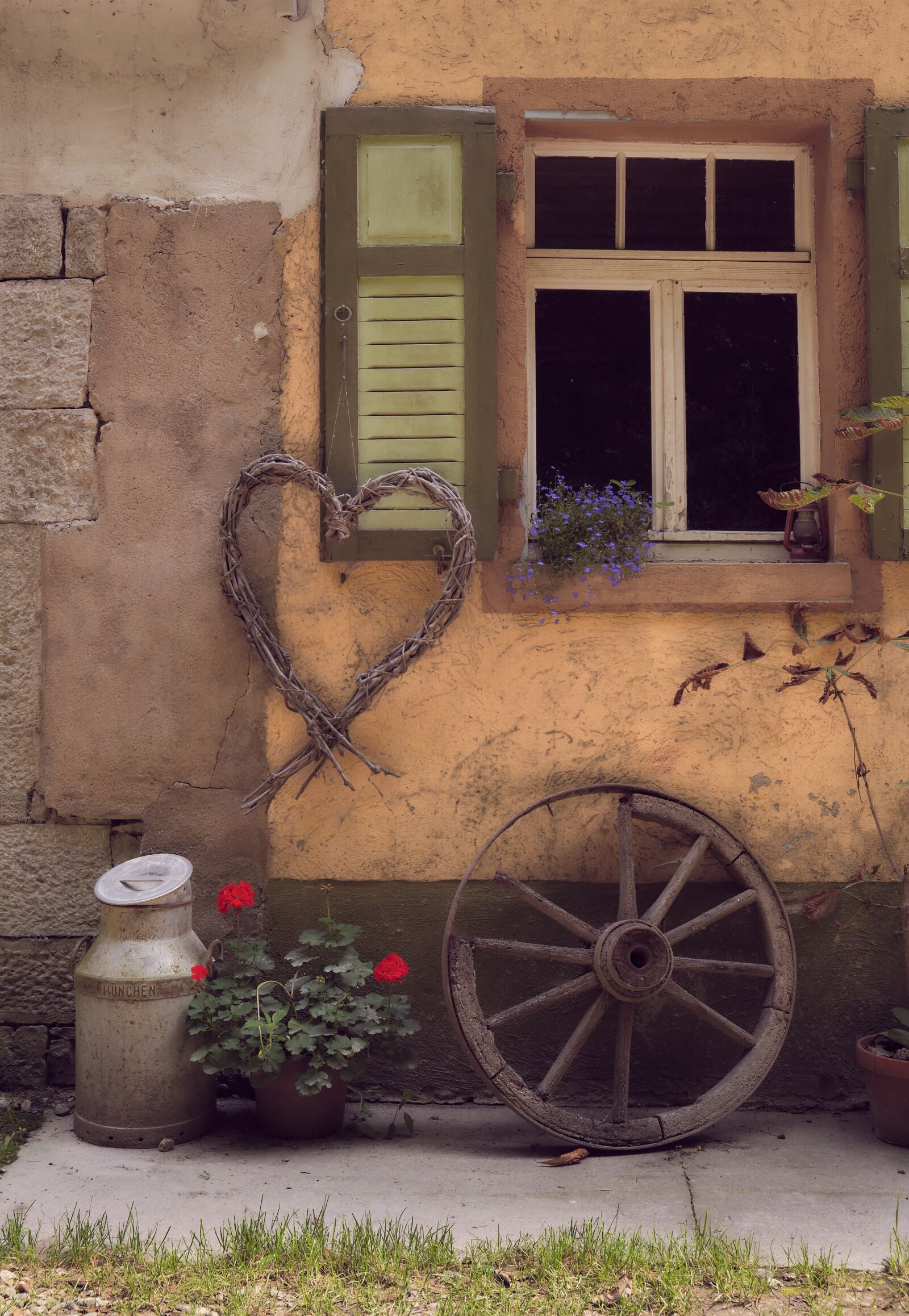 Fujifilm XF 18-55mm F2.8-4 R LM OIS sample photo. Milk can, heart, wagon photography