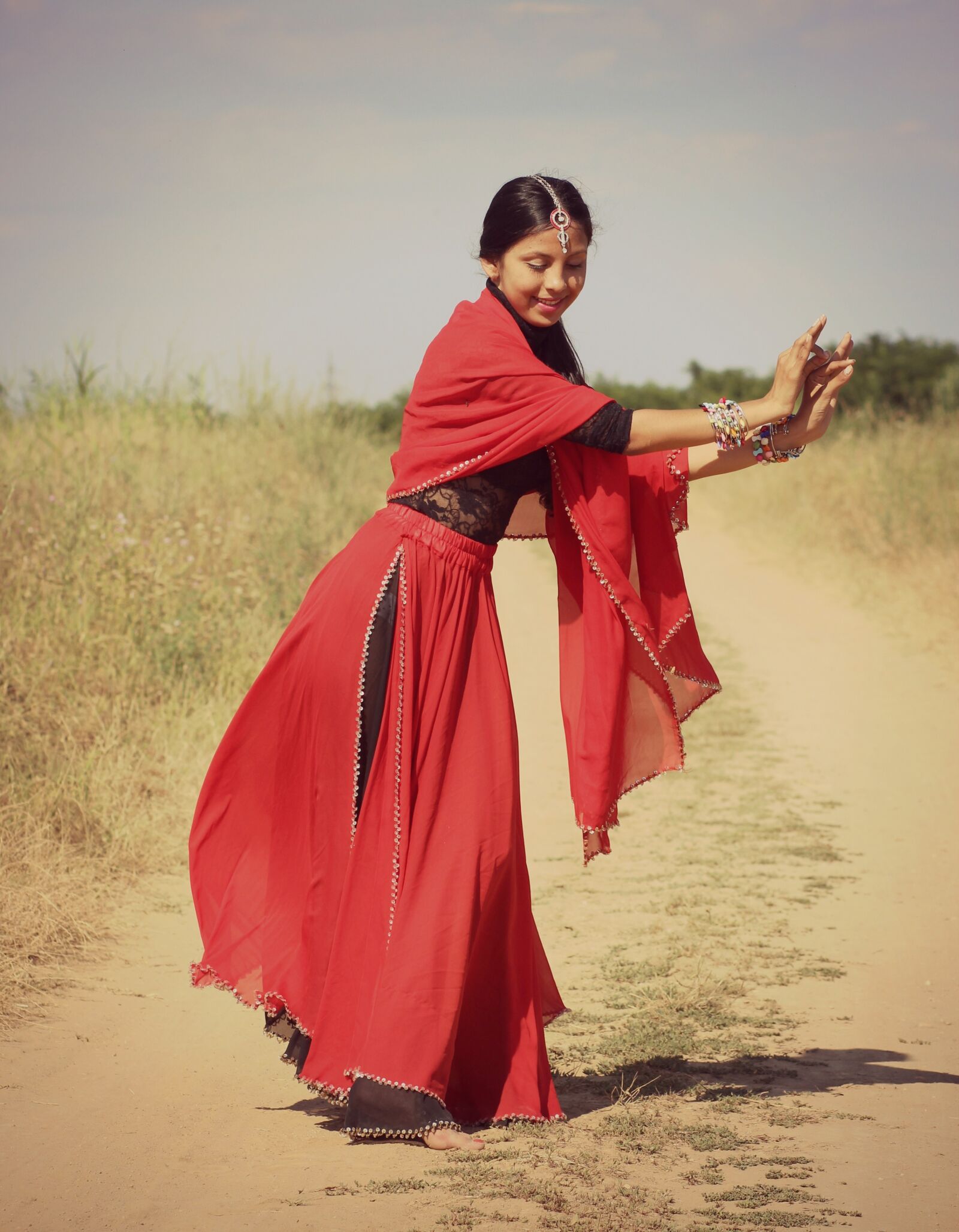 Canon EOS 700D (EOS Rebel T5i / EOS Kiss X7i) + Canon EF 85mm F1.8 USM sample photo. Girl, indian, dance photography