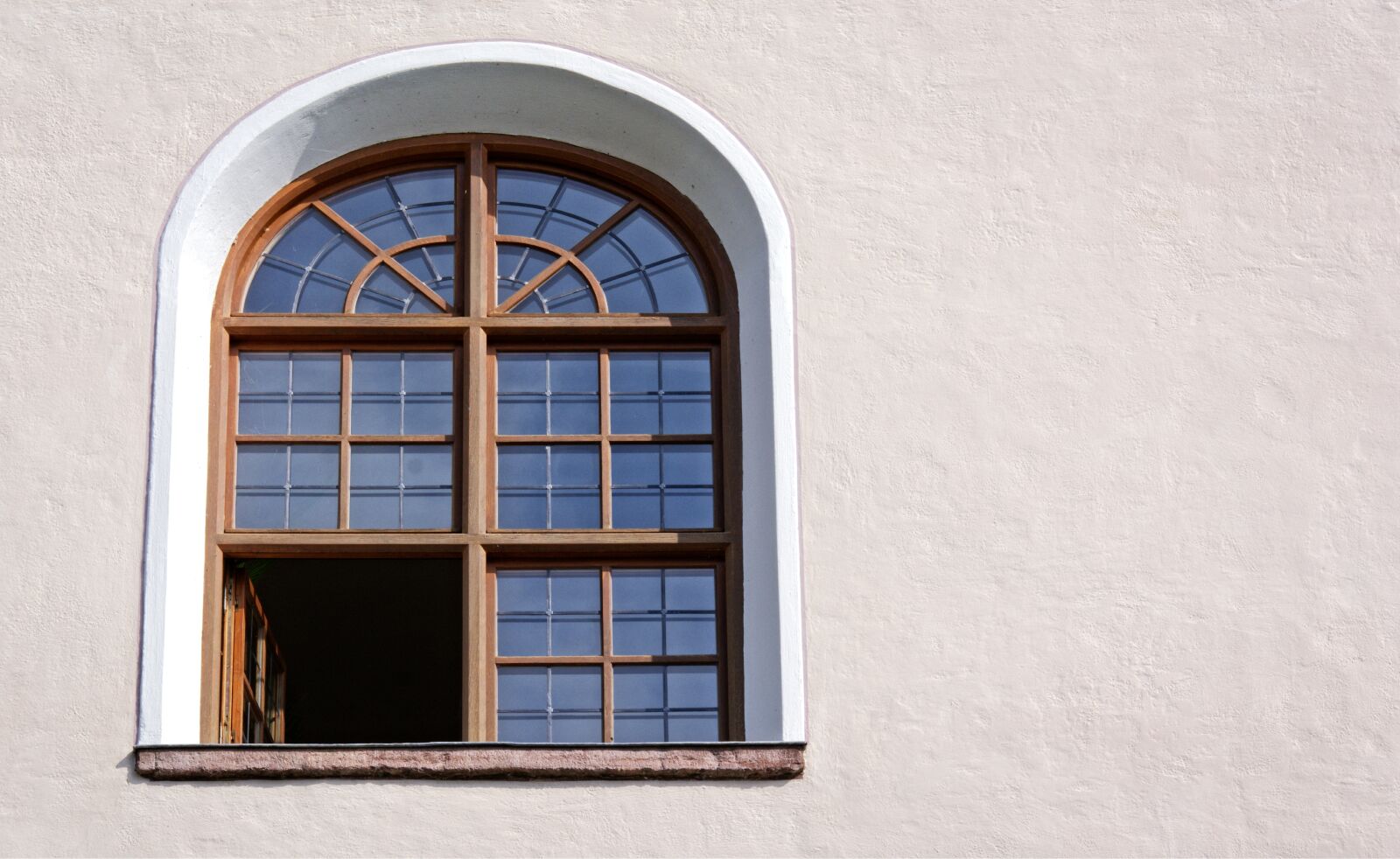 55.0-200.0mm f/4.0-f/5.6 sample photo. Window, wooden windows, arched photography