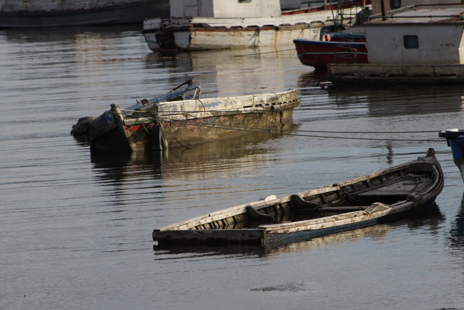 Canon EOS 1000D (EOS Digital Rebel XS / EOS Kiss F) sample photo. Puerto natales, boats, fishermen photography