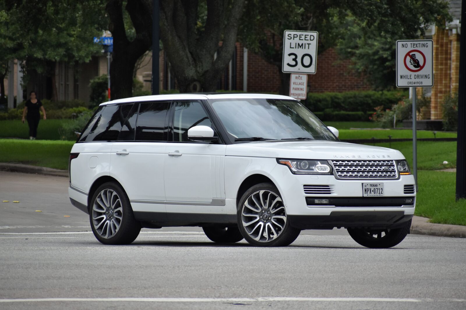Nikon D3500 sample photo. Range rover, suv, autobiography photography